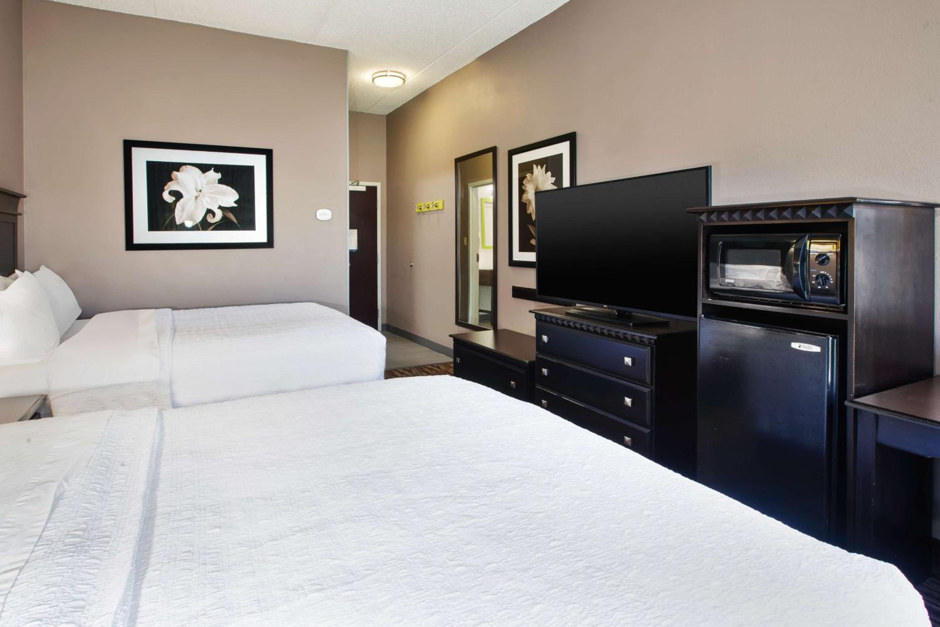 Room with Two Queen Beds - Non-Smoking - Photo 5