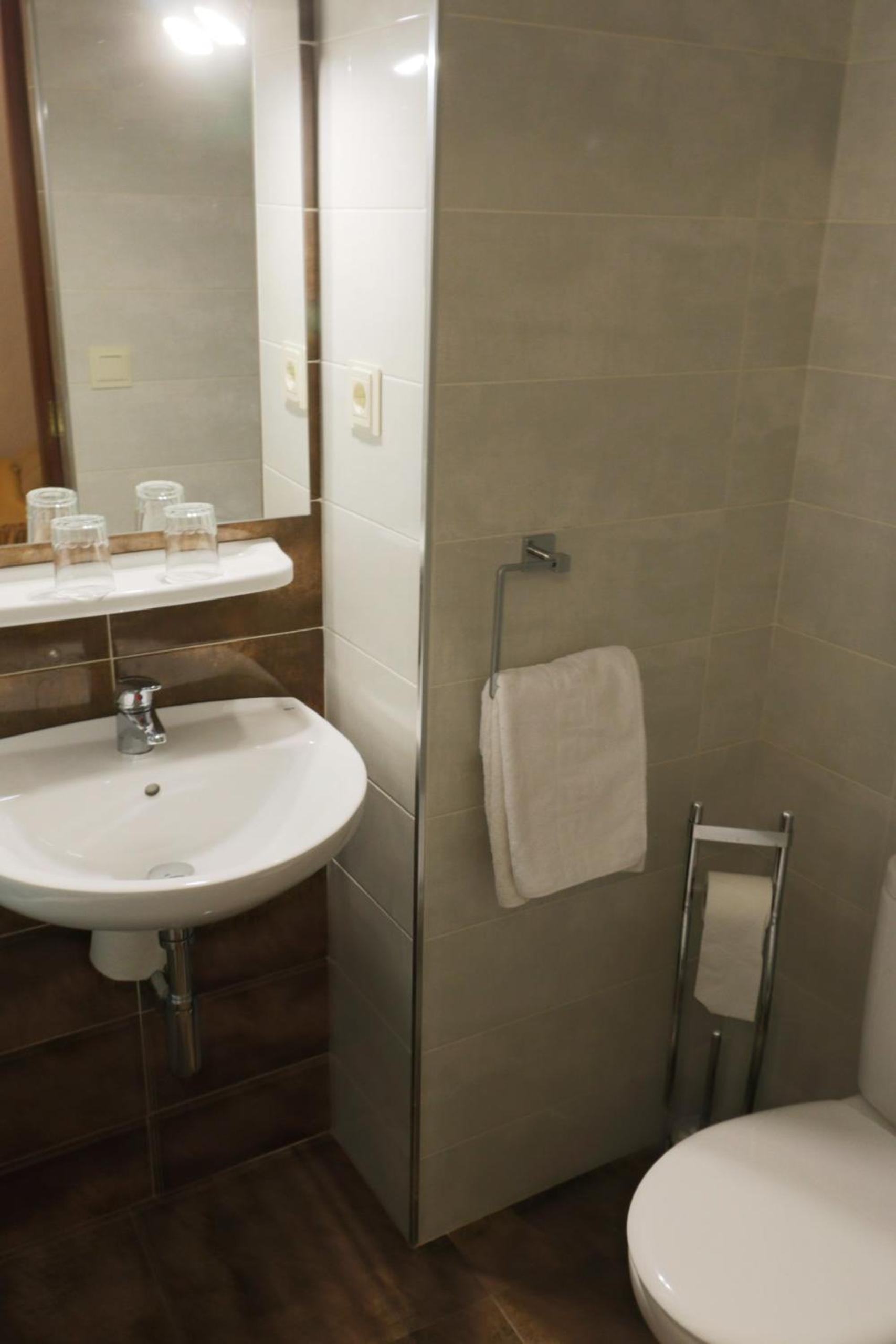 Double or Twin Room with Private Bathroom - Photo 9