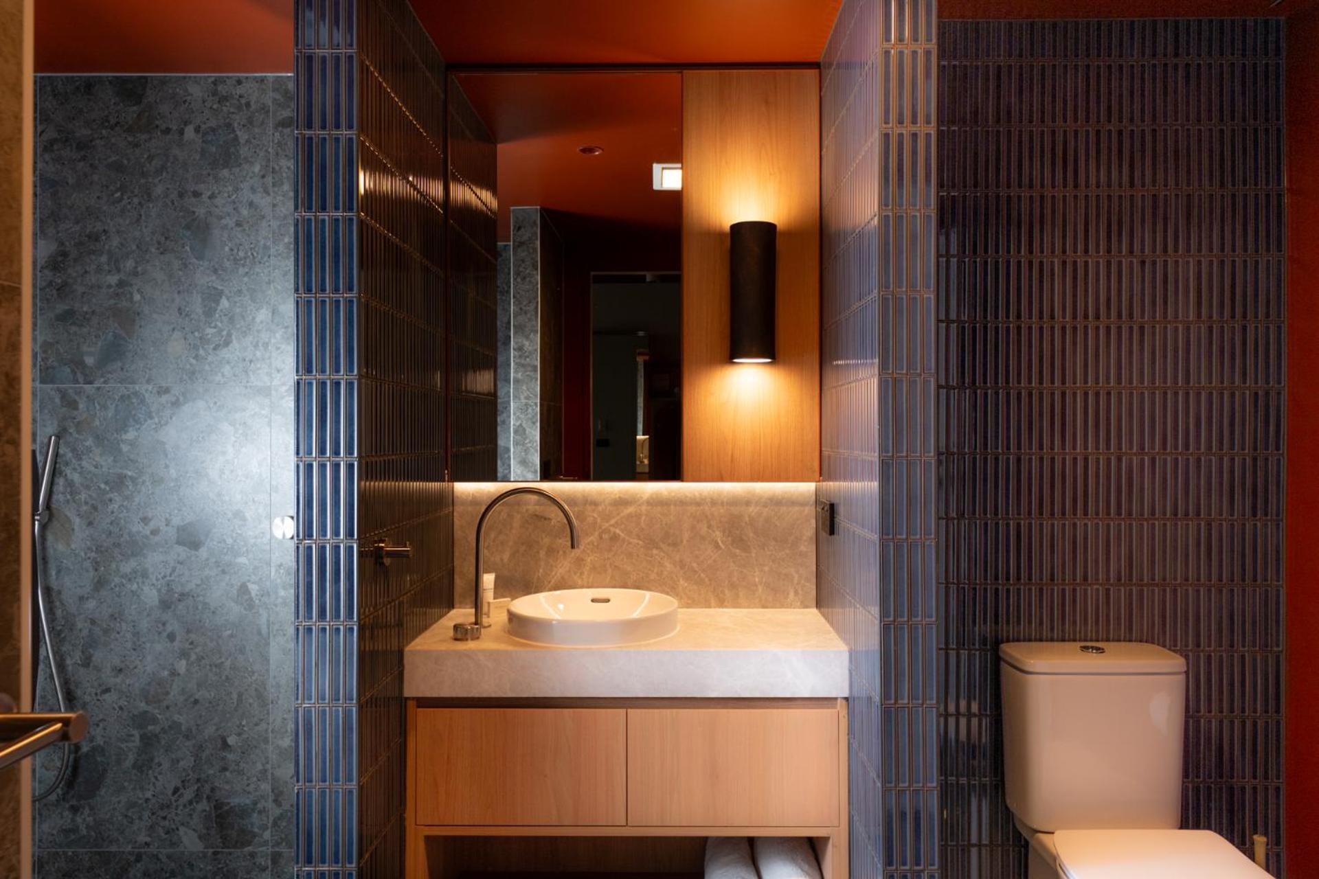 Premier Corner Suite - Free Wifi and Parking - Photo 5