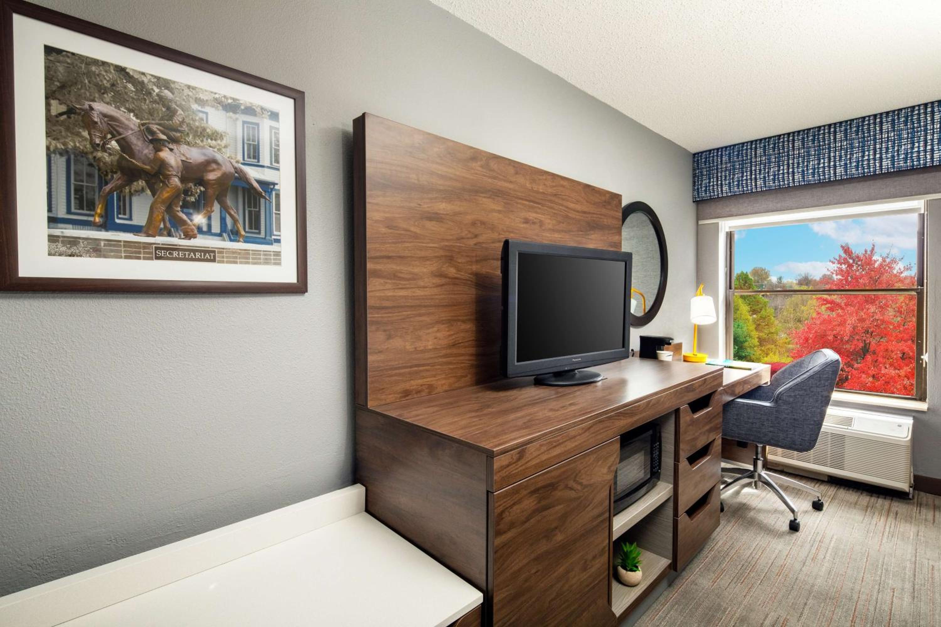 King Room with King Bed - Non-Smoking - Photo 2