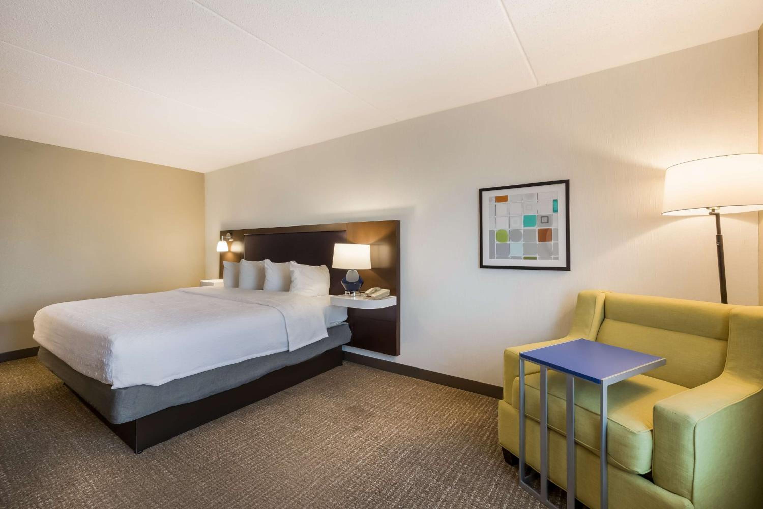 King Room with King Bed - Non-Smoking - Photo 5