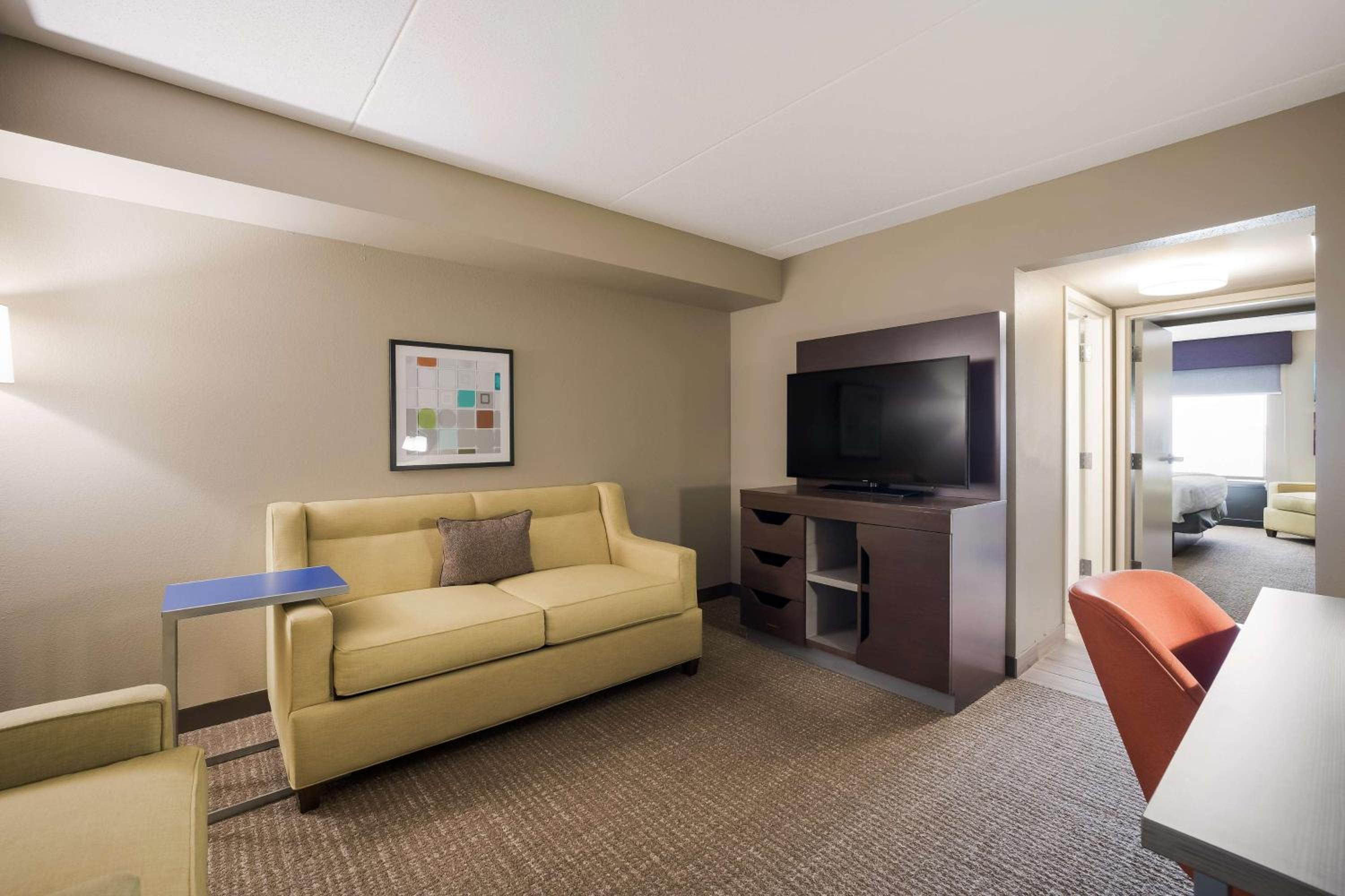One Bedroom King Suite - Non Smoking  - Photo 2
