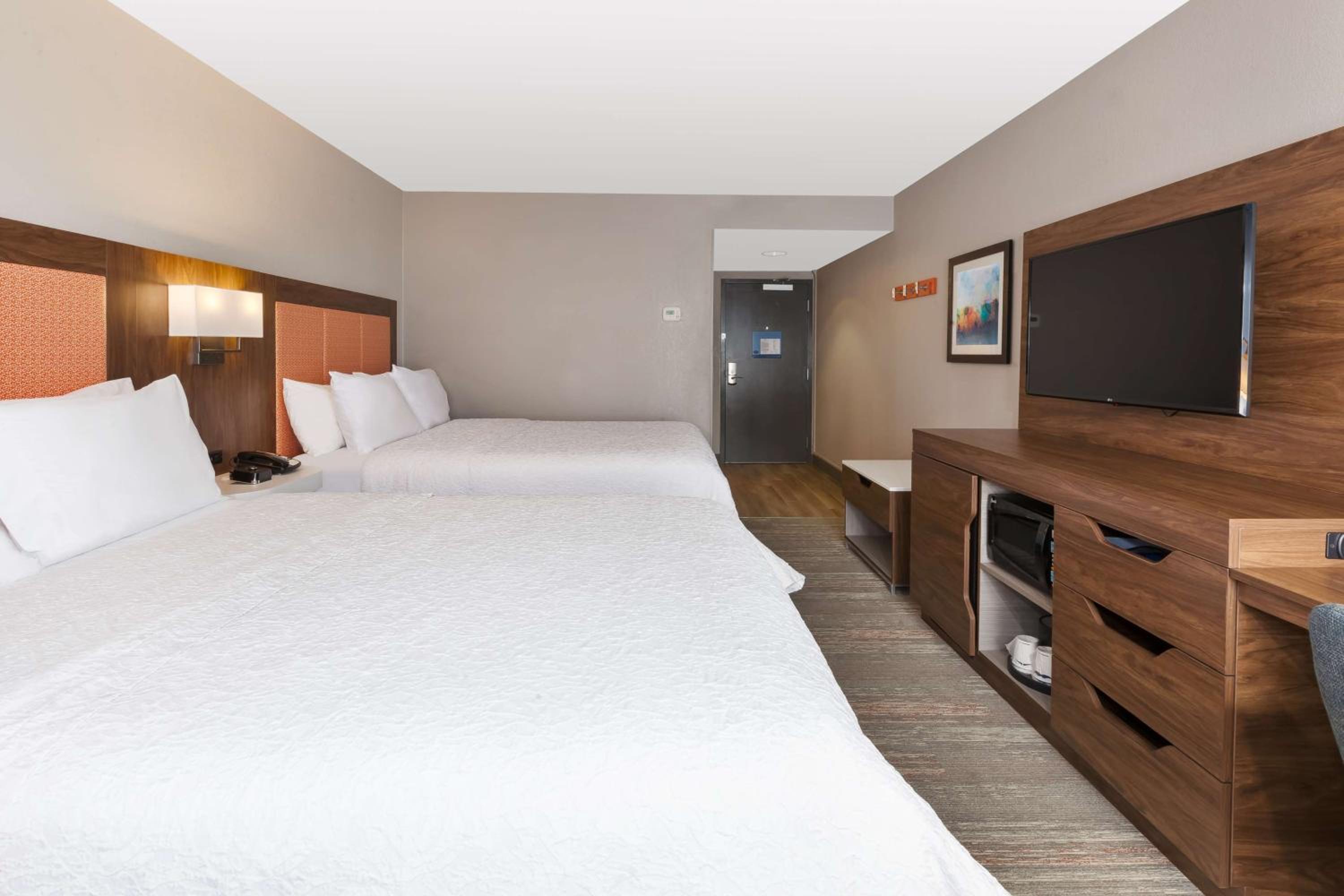Room with Two Queen Beds - Non-Smoking - Photo 2