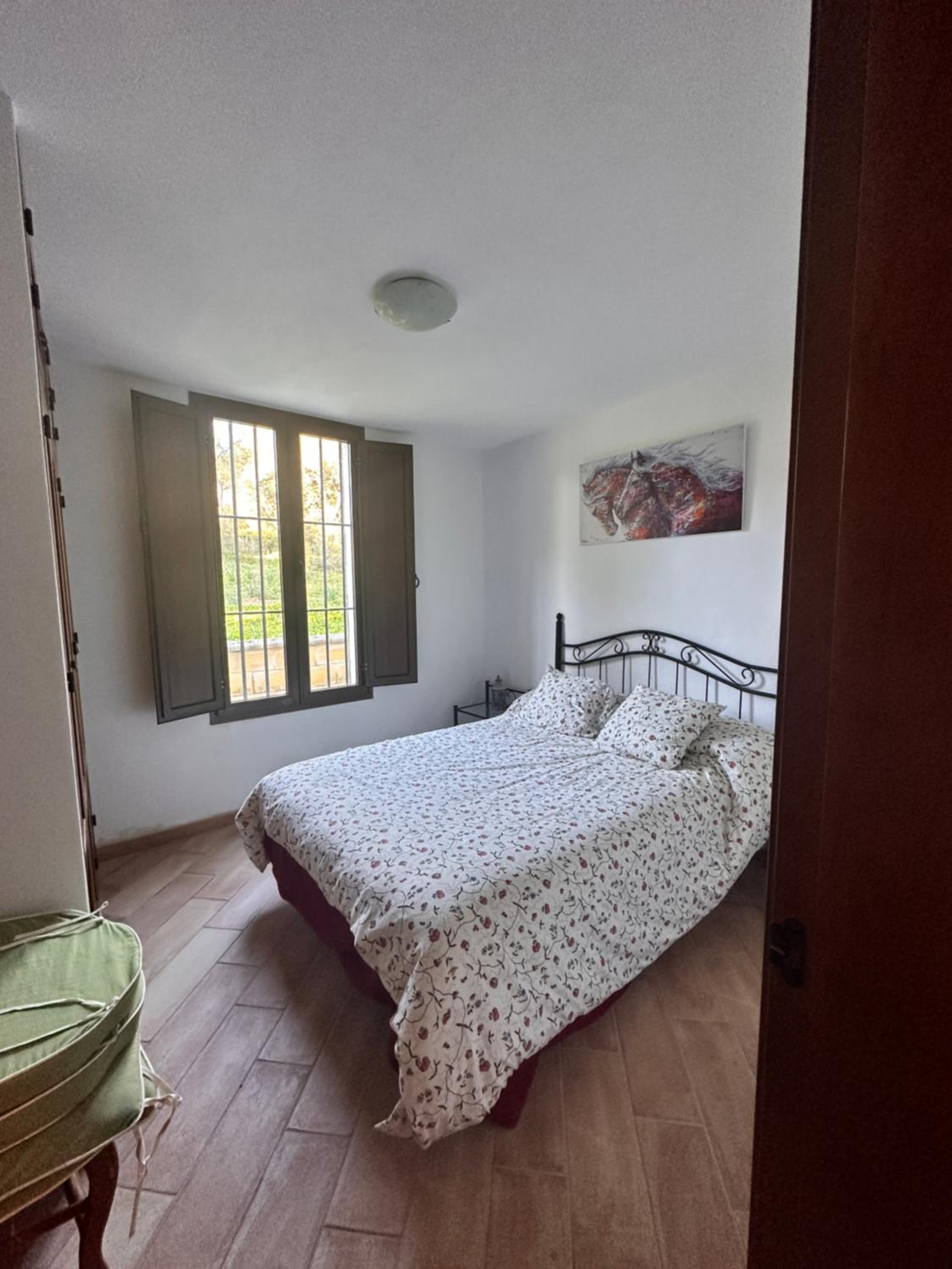 Five-Bedroom House photo 3