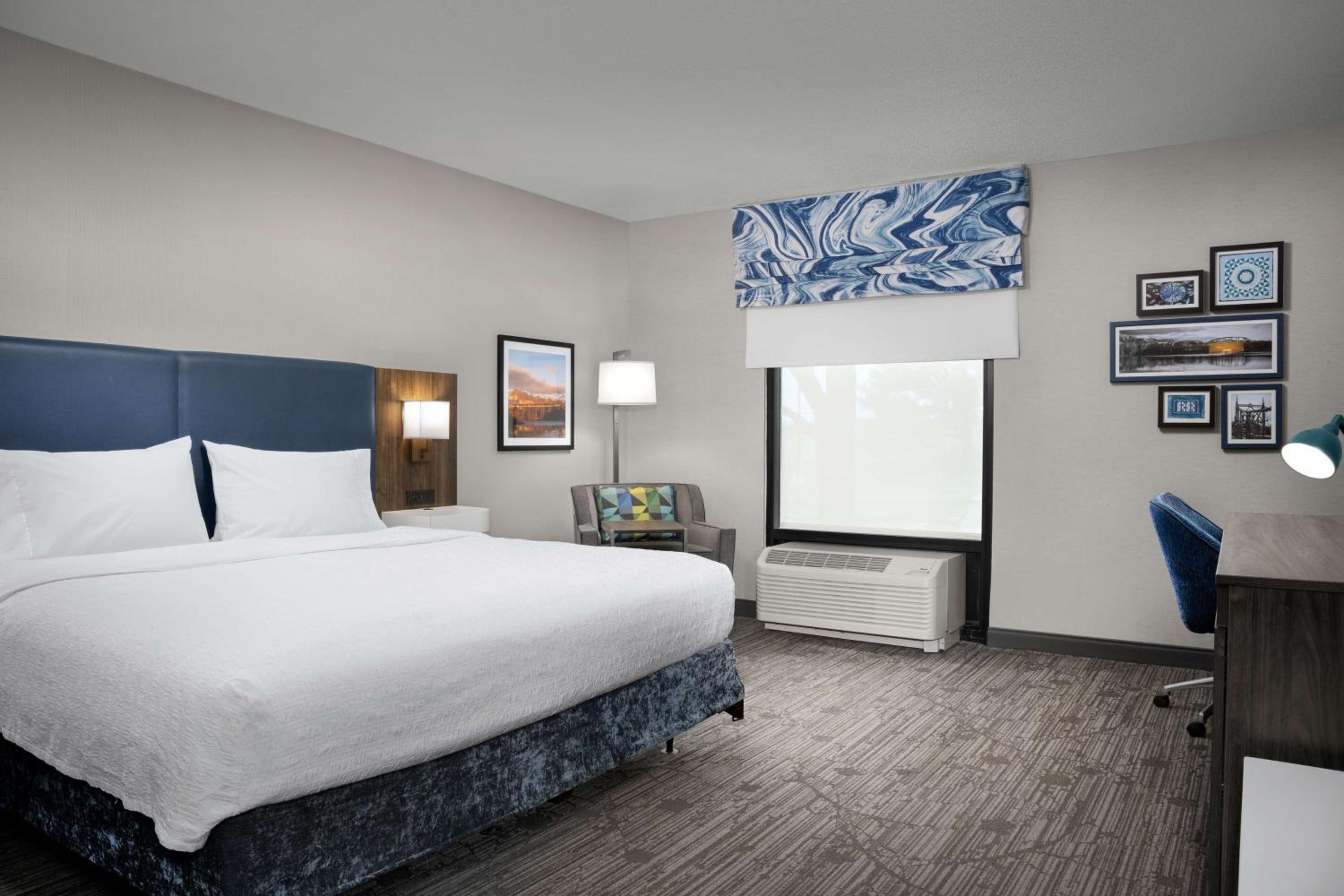 King Room with Accessible Tub - Mobility and Hearing Access/Non-Smoking - Photo 2