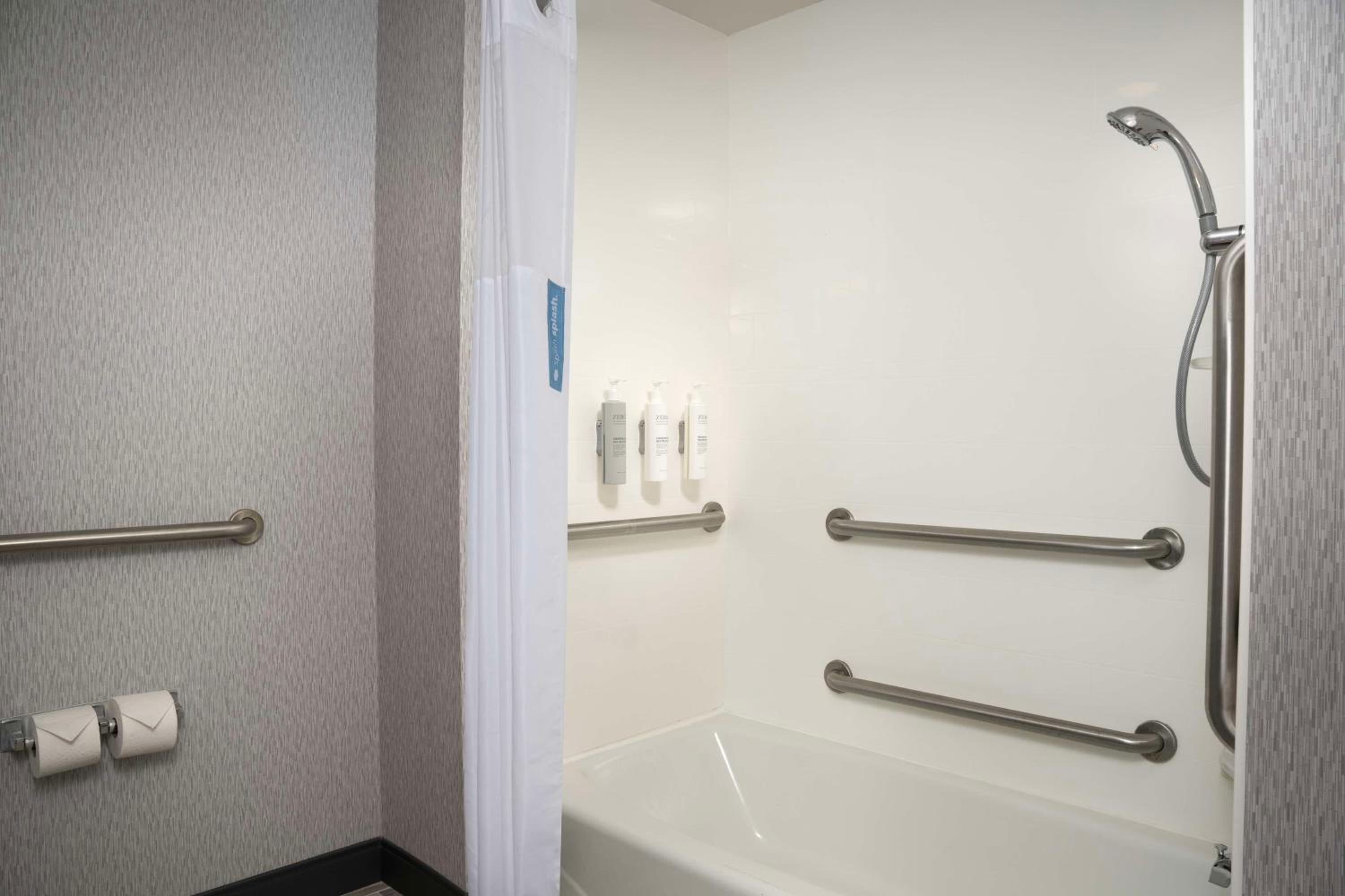 King Room with Accessible Tub - Mobility and Hearing Access/Non-Smoking - Photo 4