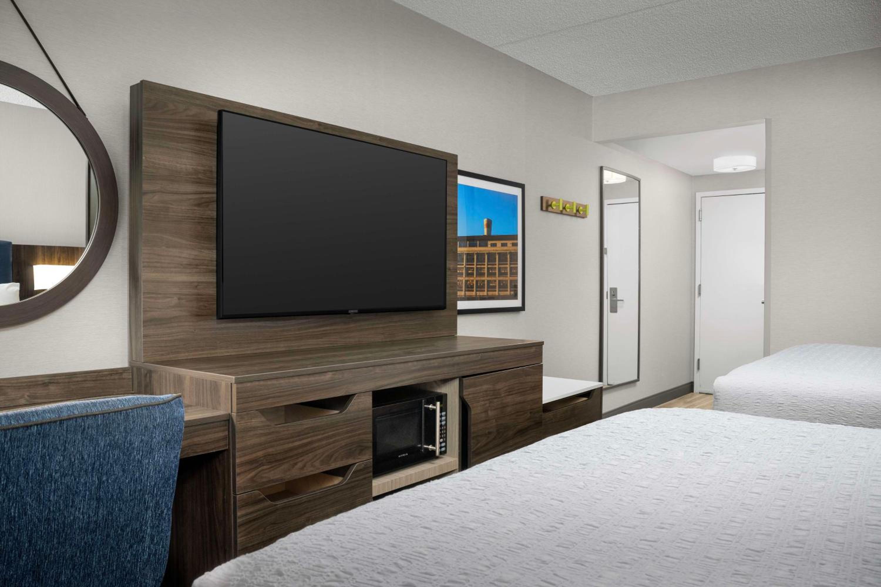 Room with Two Queen Beds - Non-Smoking - Photo 3