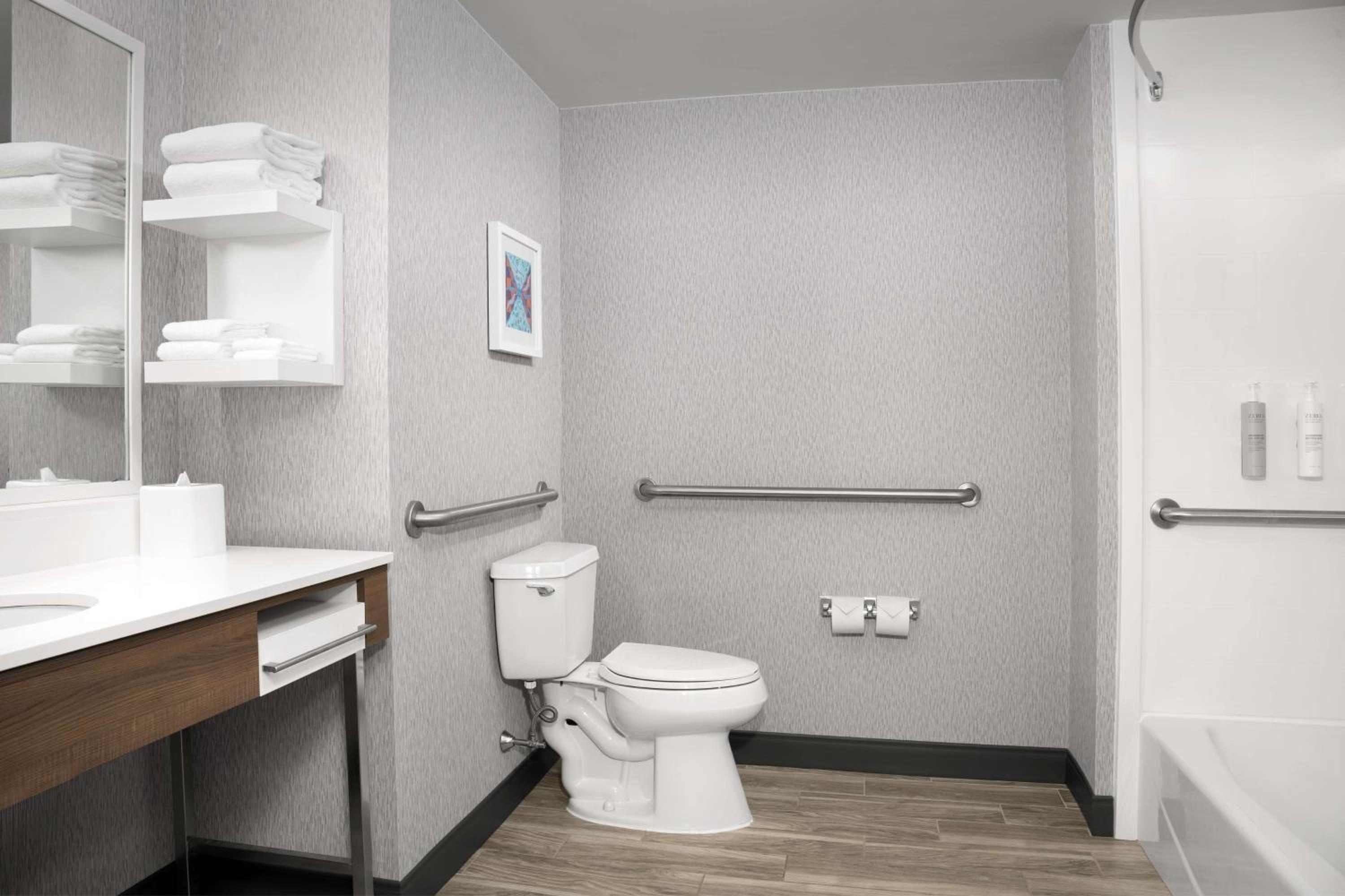 King Room with Accessible Tub - Mobility and Hearing Access/Non-Smoking - Photo 5