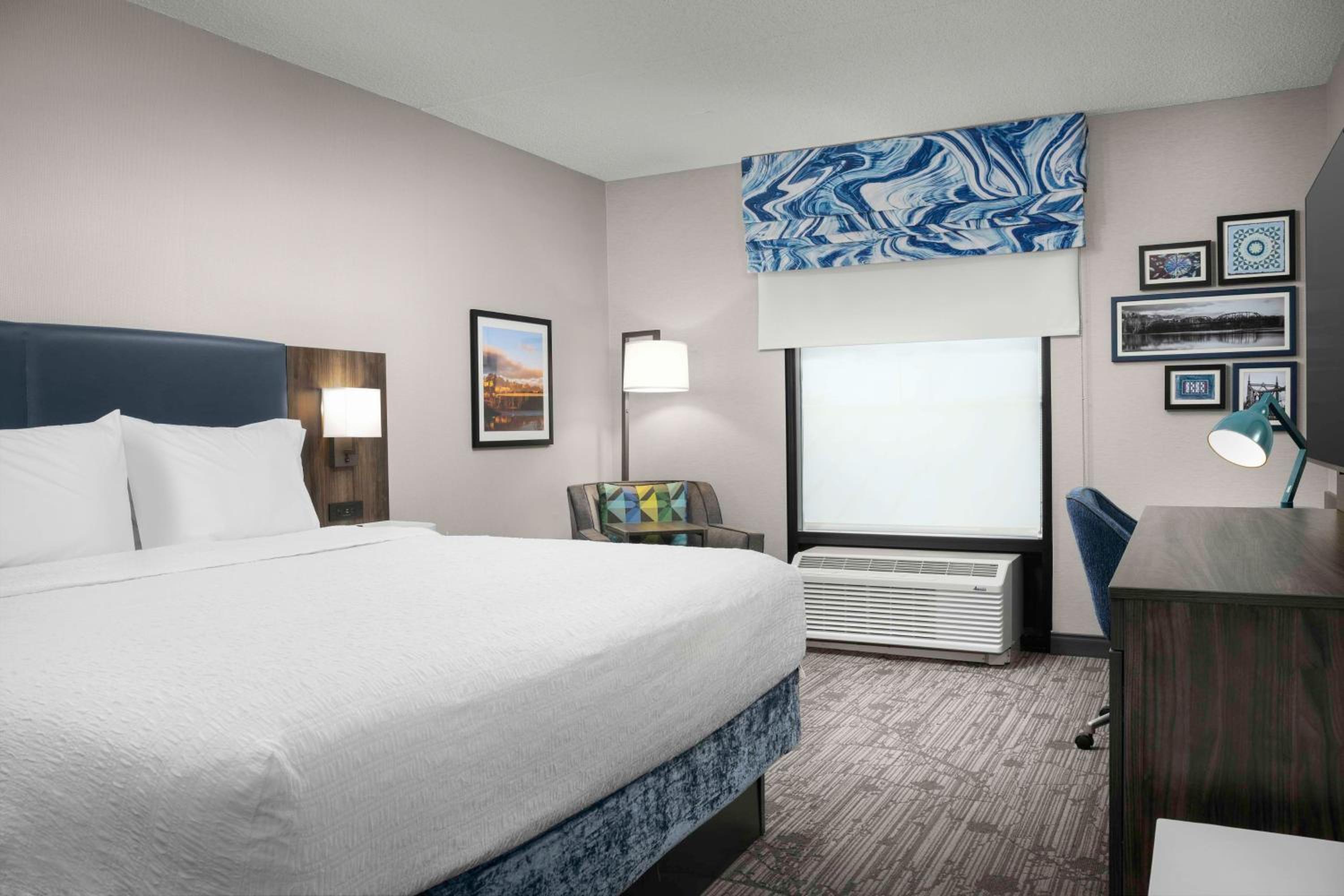 King Room with King Bed - Non-Smoking - Photo 4