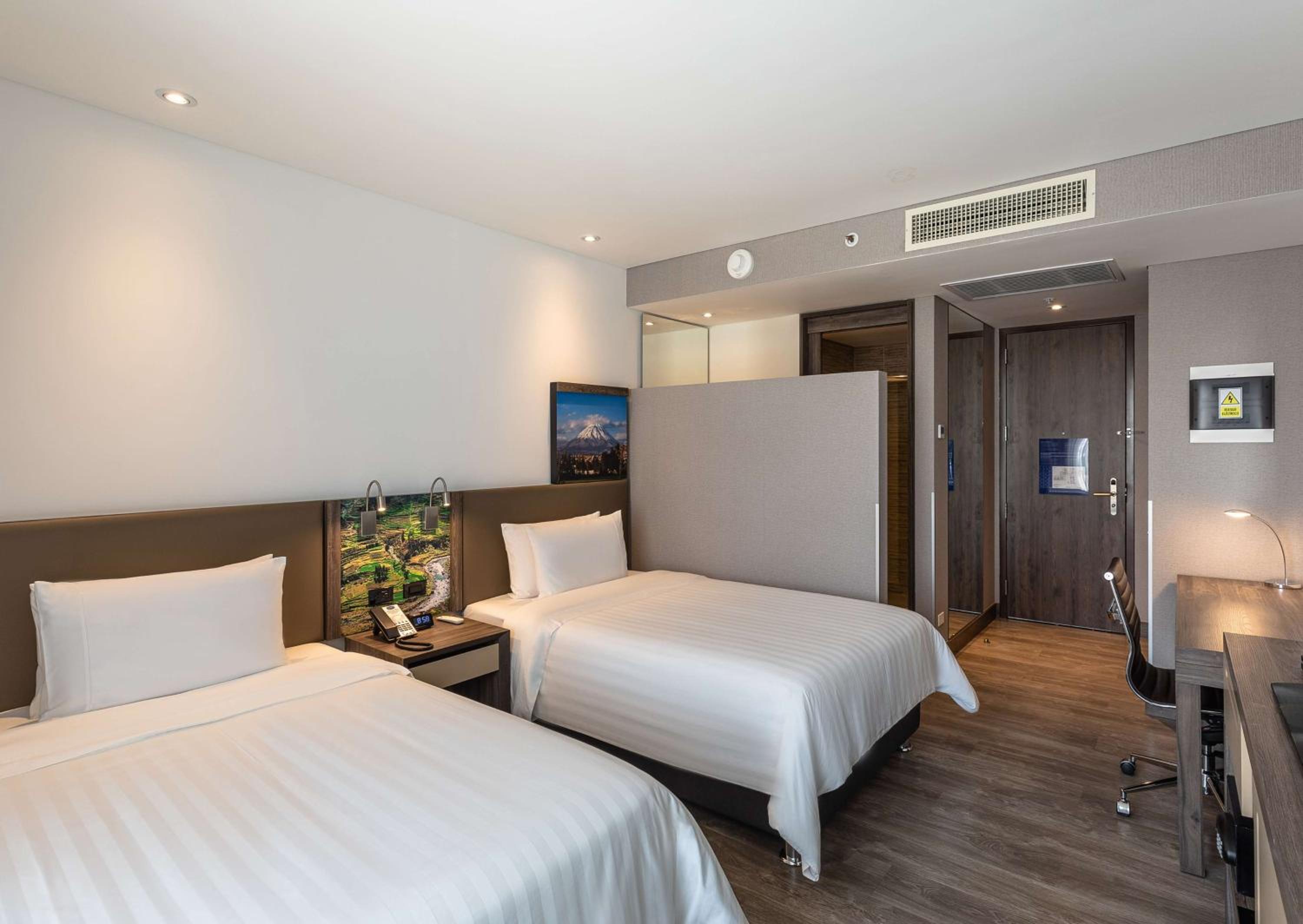 Twin Room with View - Non-Smoking - Photo 5