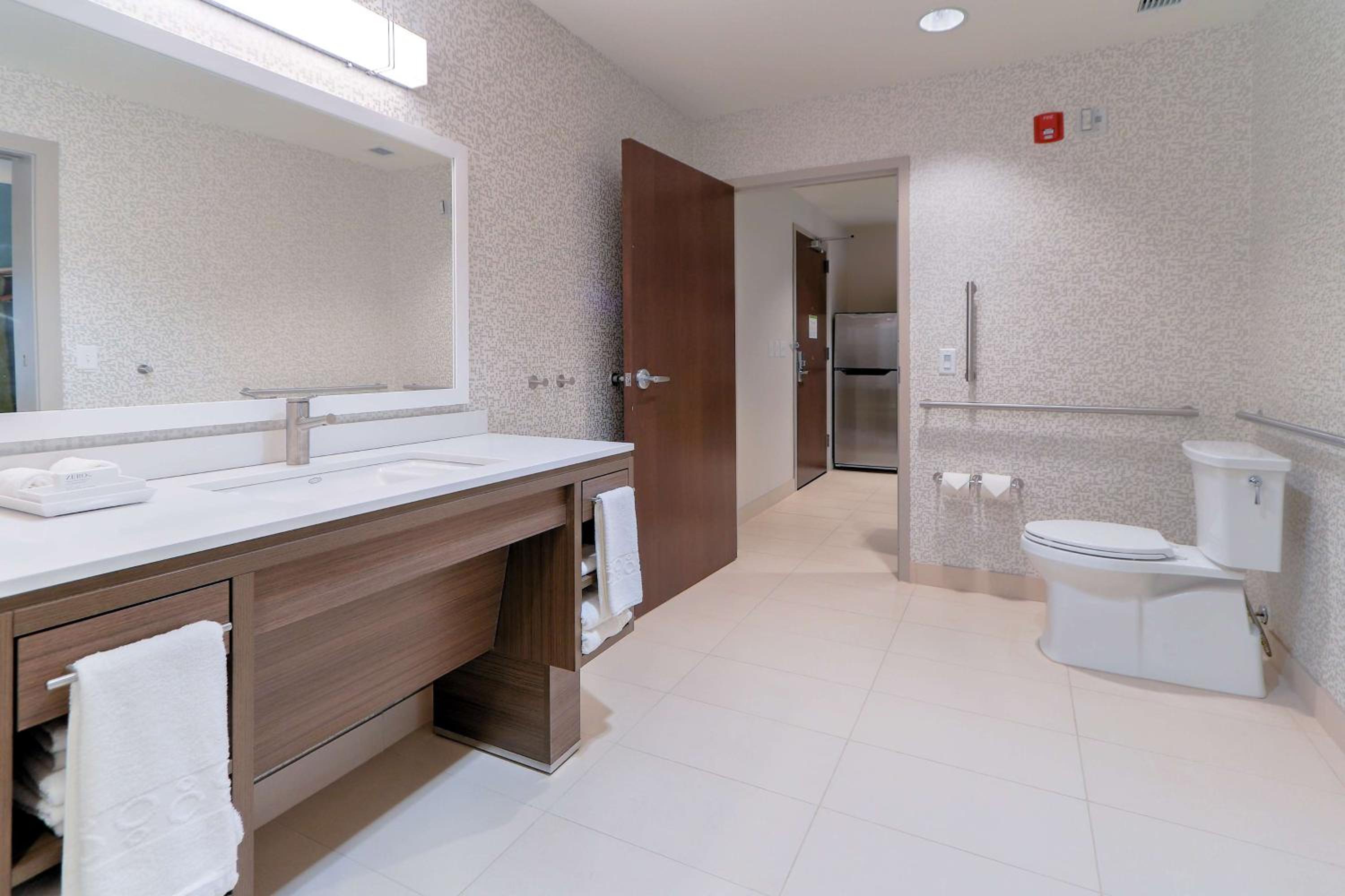 King Suite With Accessible Bathtub - Photo 4