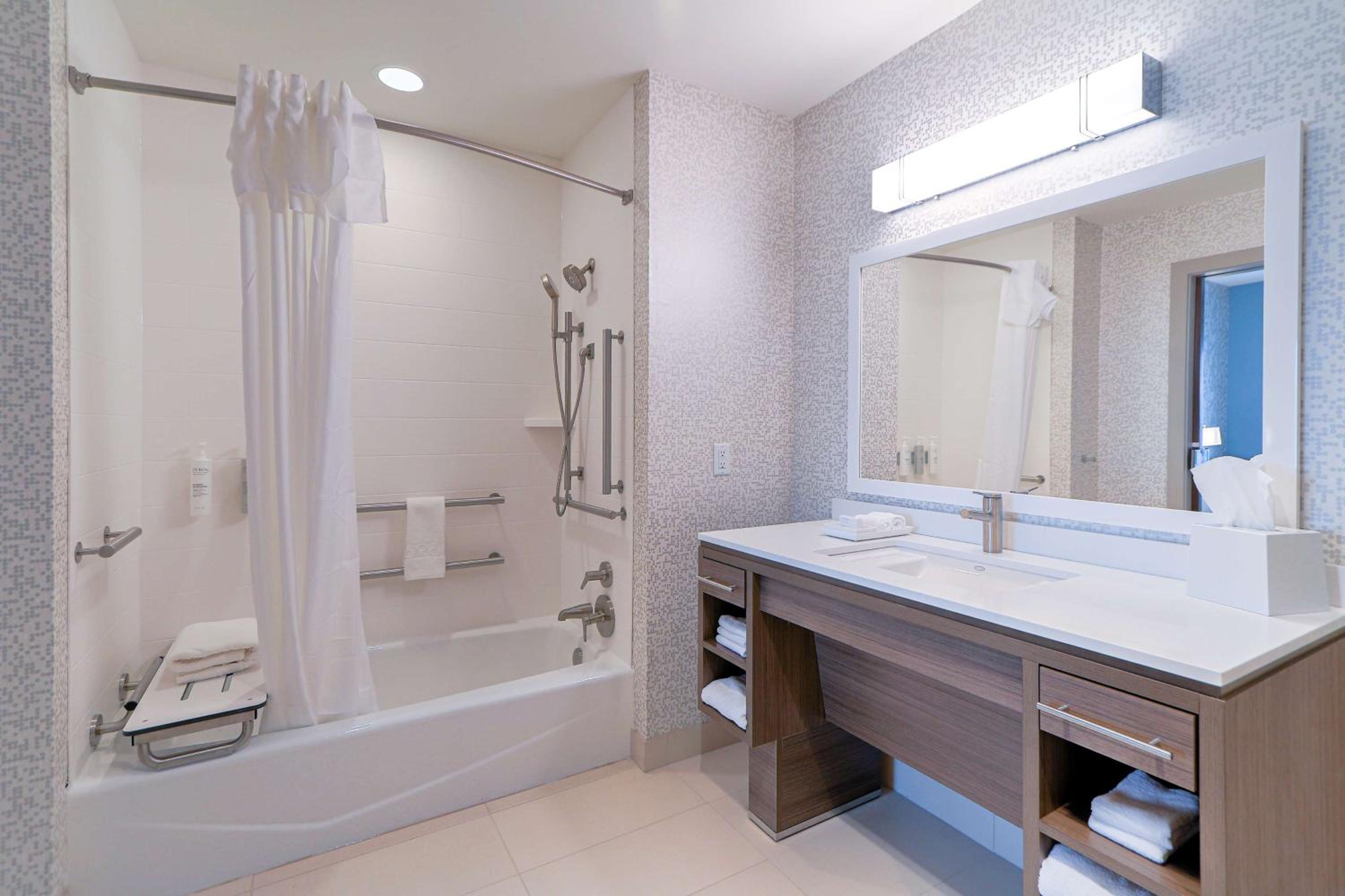 King Suite With Accessible Bathtub - Photo 5