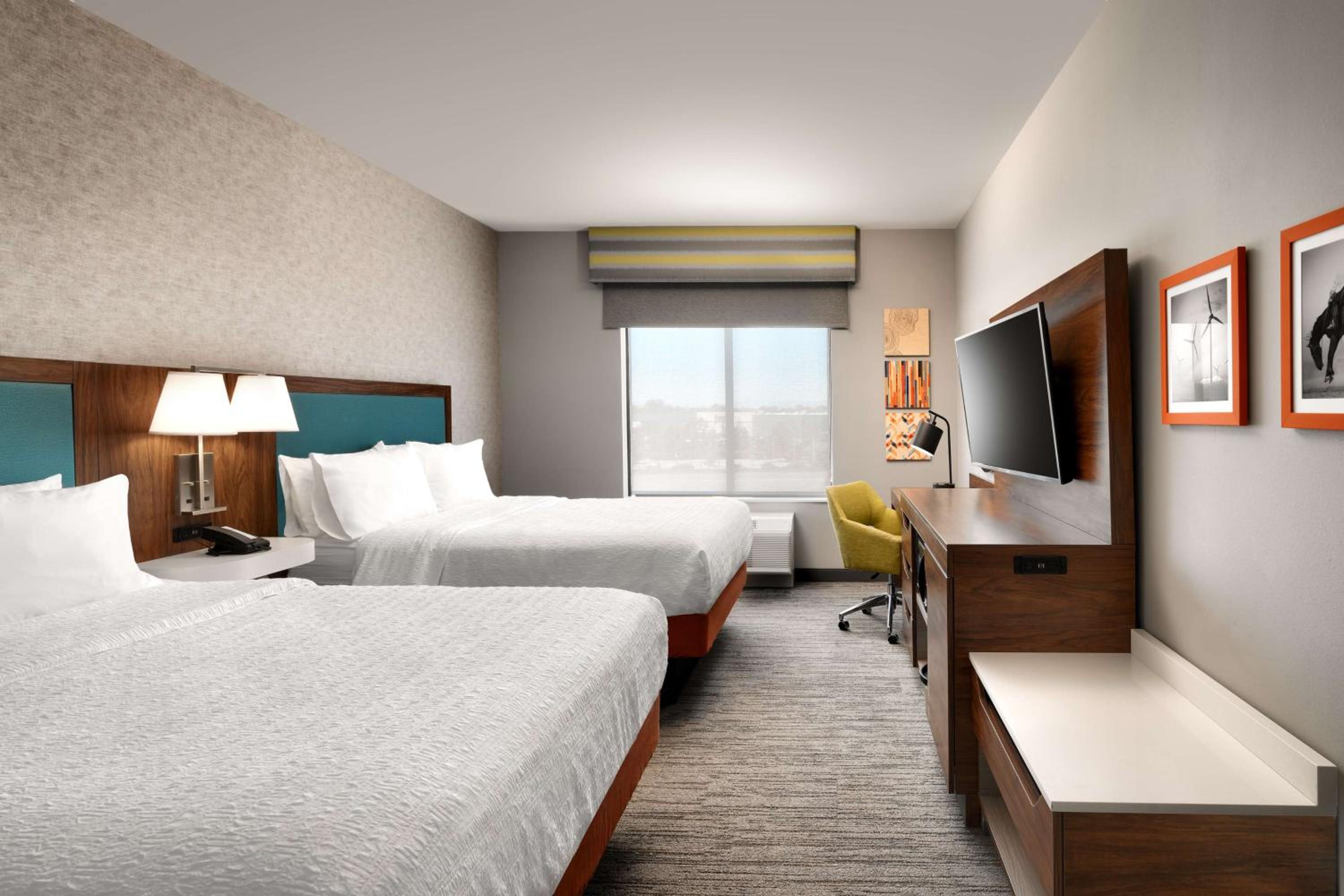 Queen Room with Two Queen Beds - Photo 2
