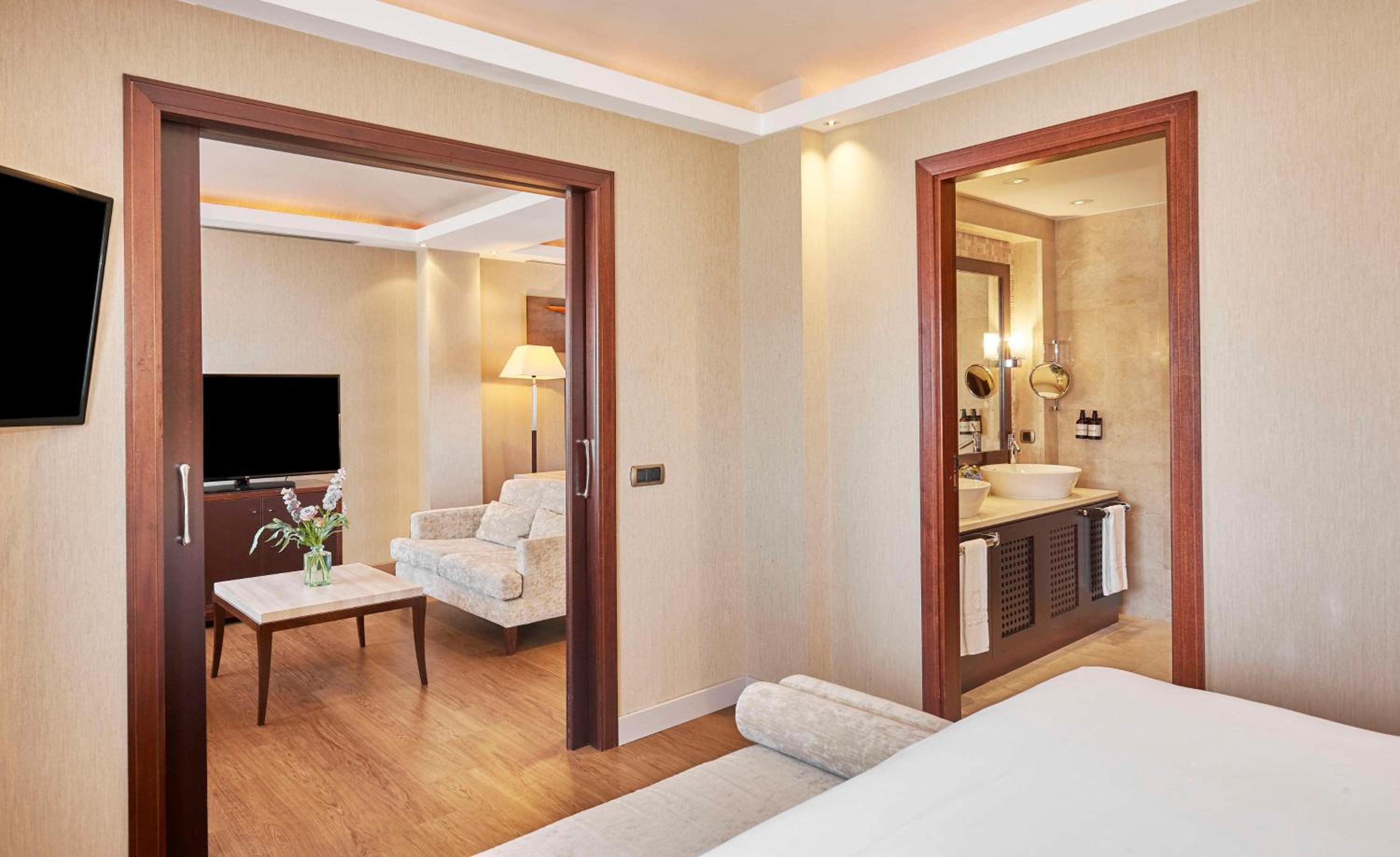 Suite with City View - Photo 14