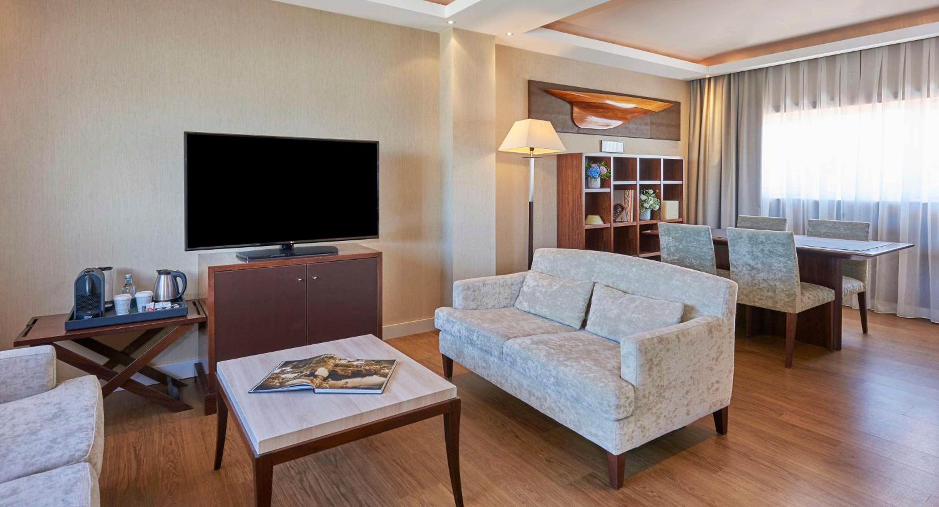 Suite with City View - Photo 12