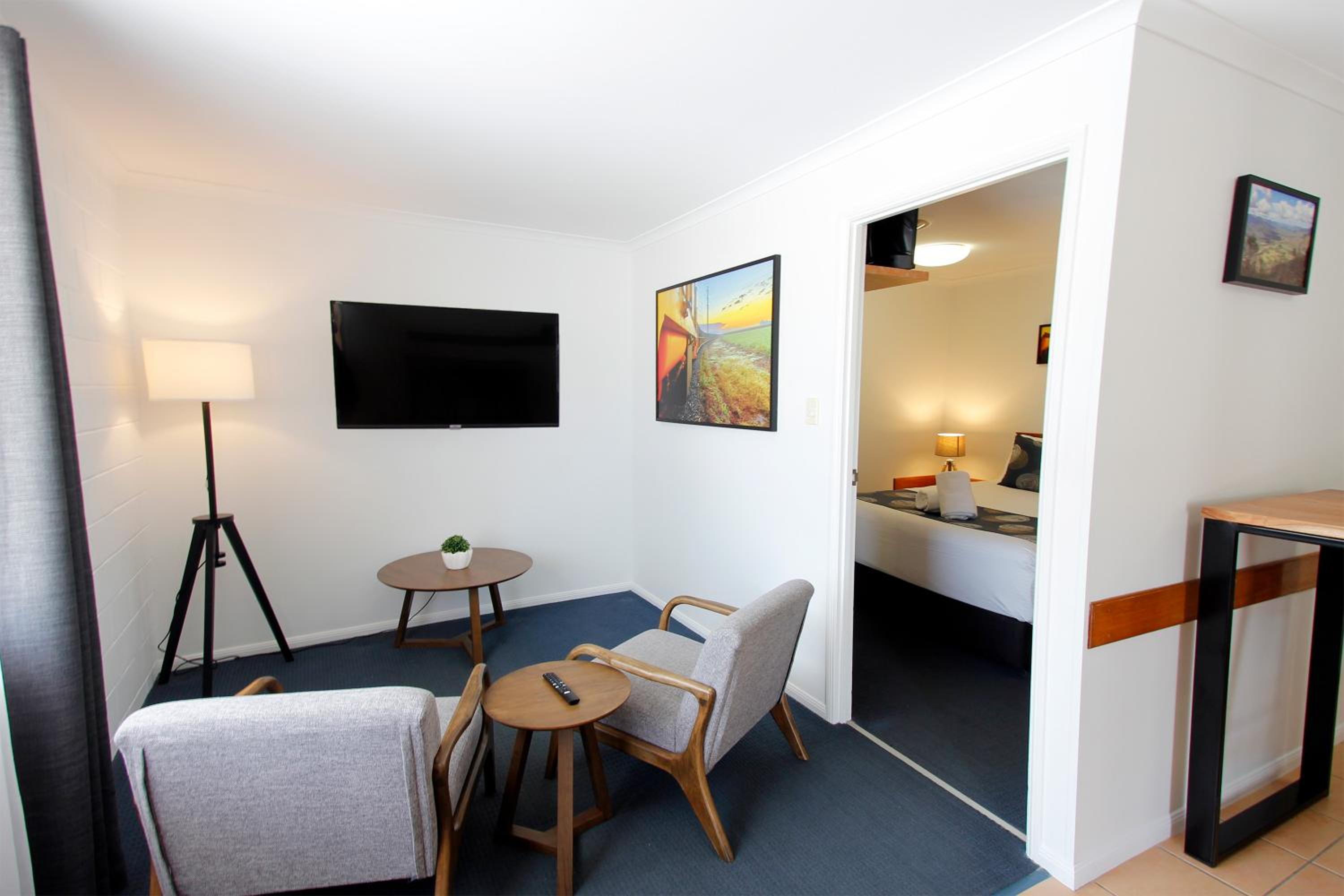 One-Bedroom Suite - Photo 7