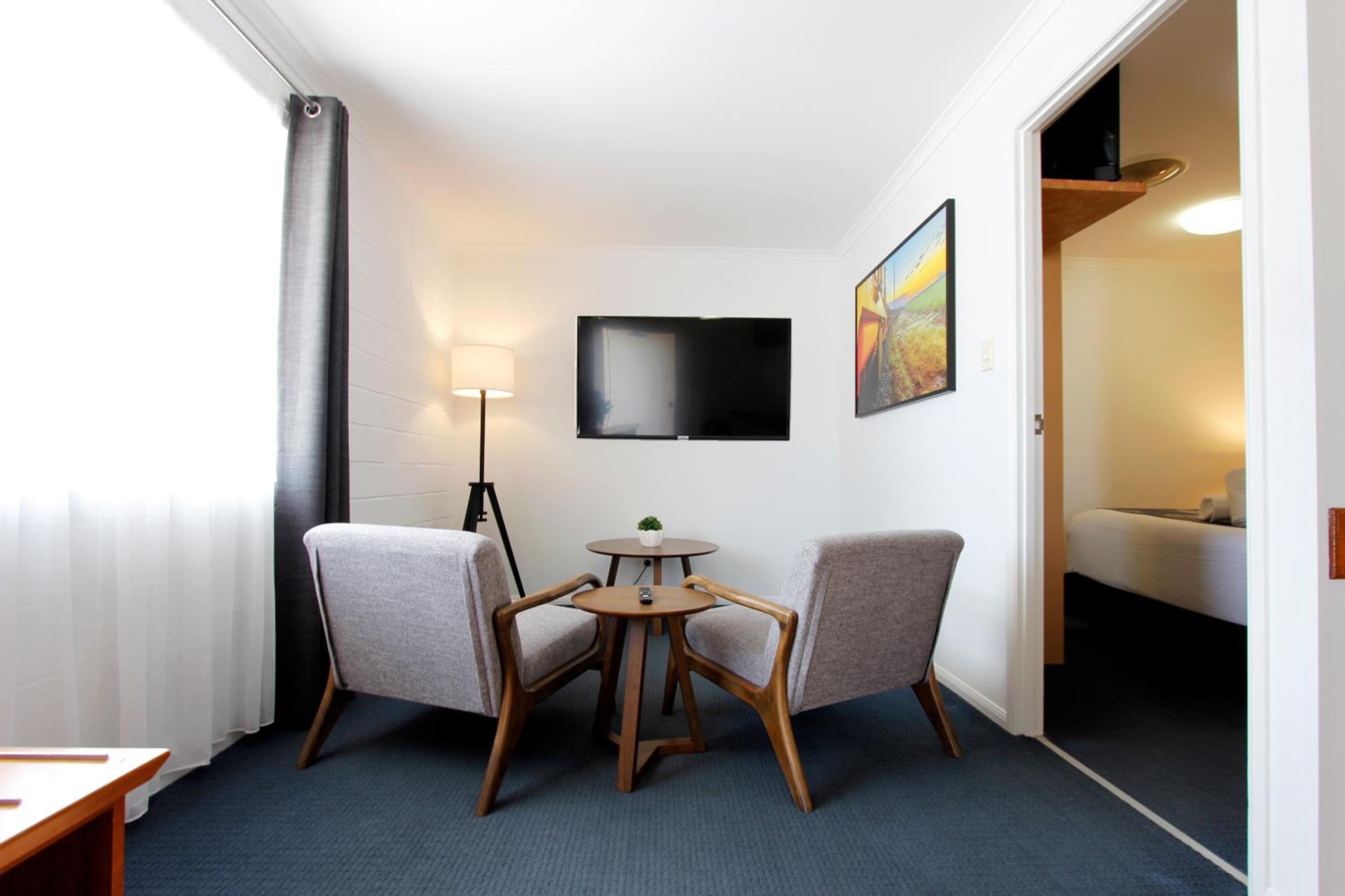One-Bedroom Suite - Photo 6