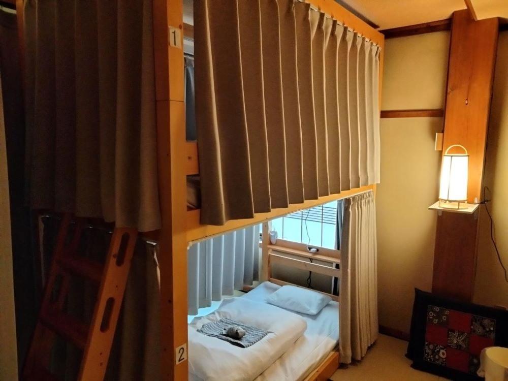 混合宿舍房的双层床