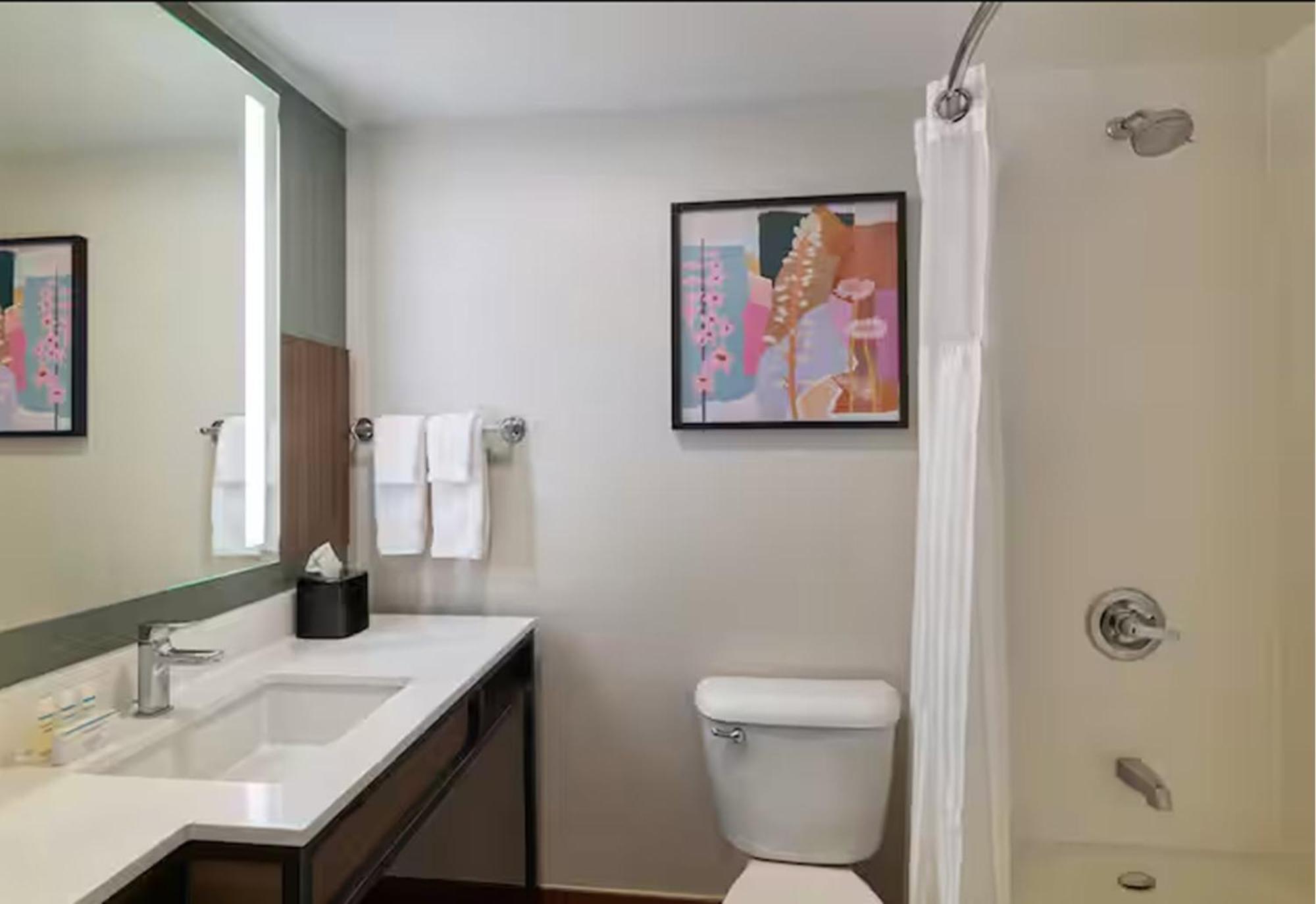 King Room with Microwave/Fridge - Photo 5