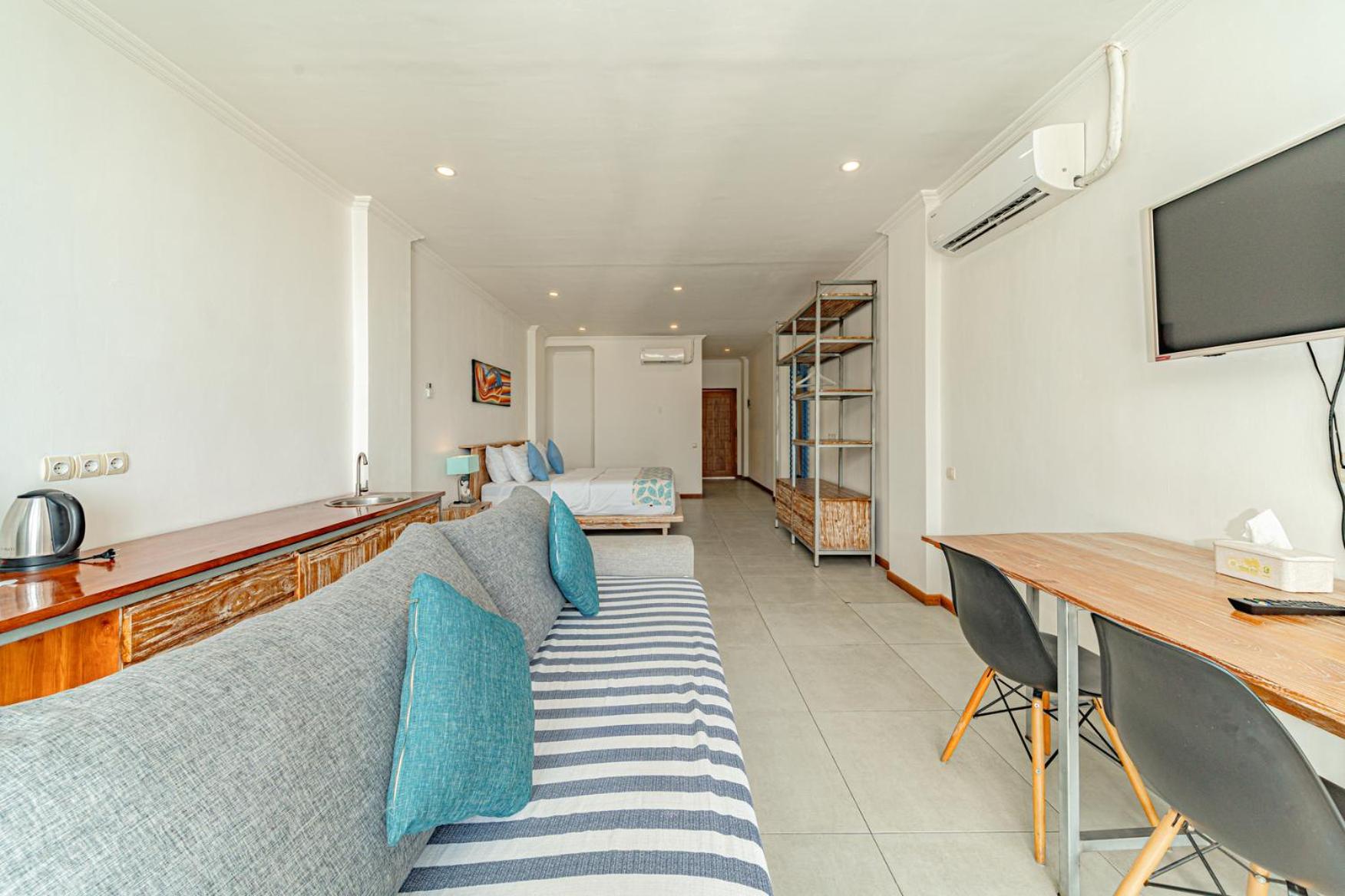 Suite - Photo 13