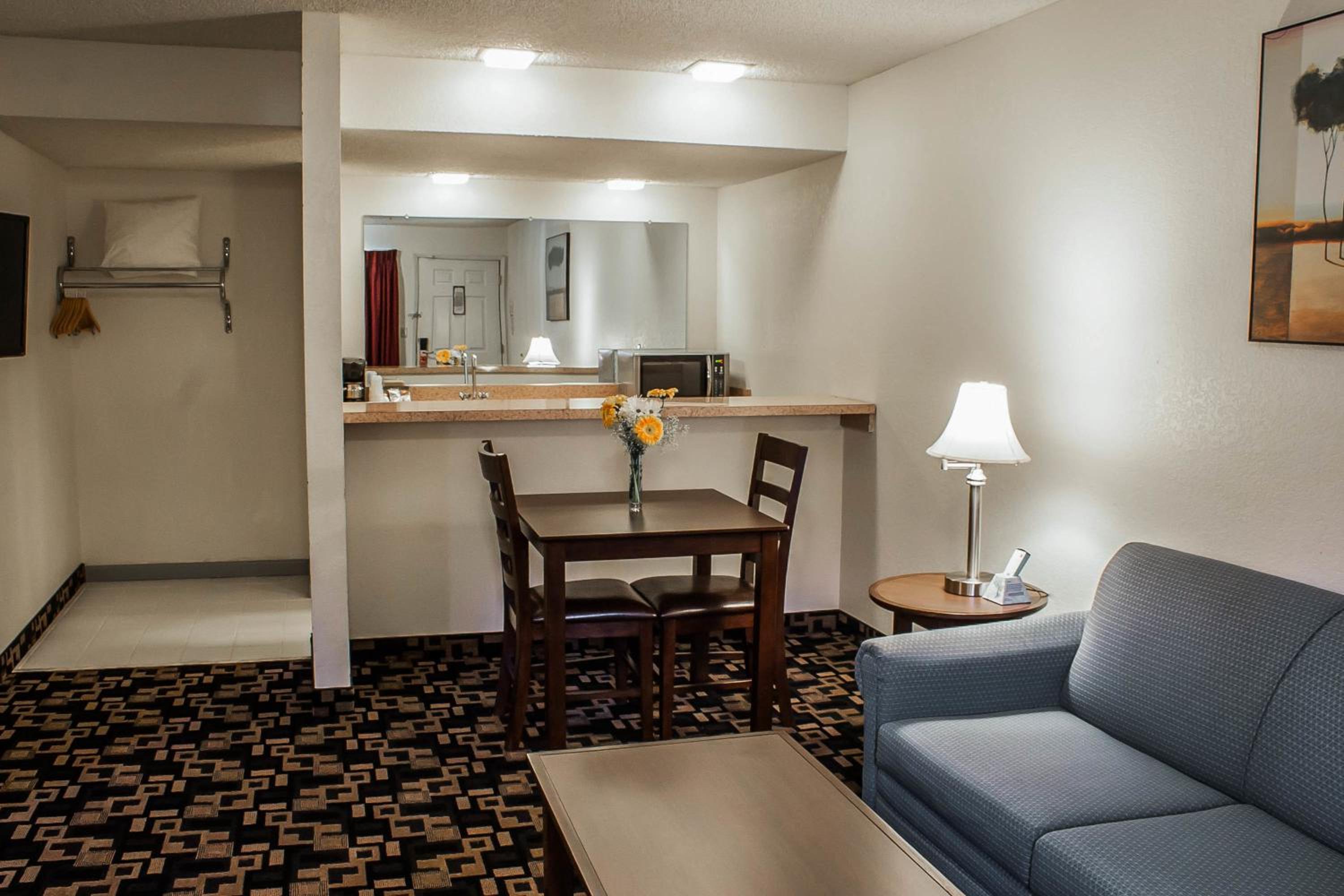 Queen Suite with Two Queen Beds - Non-Smoking - Photo 3