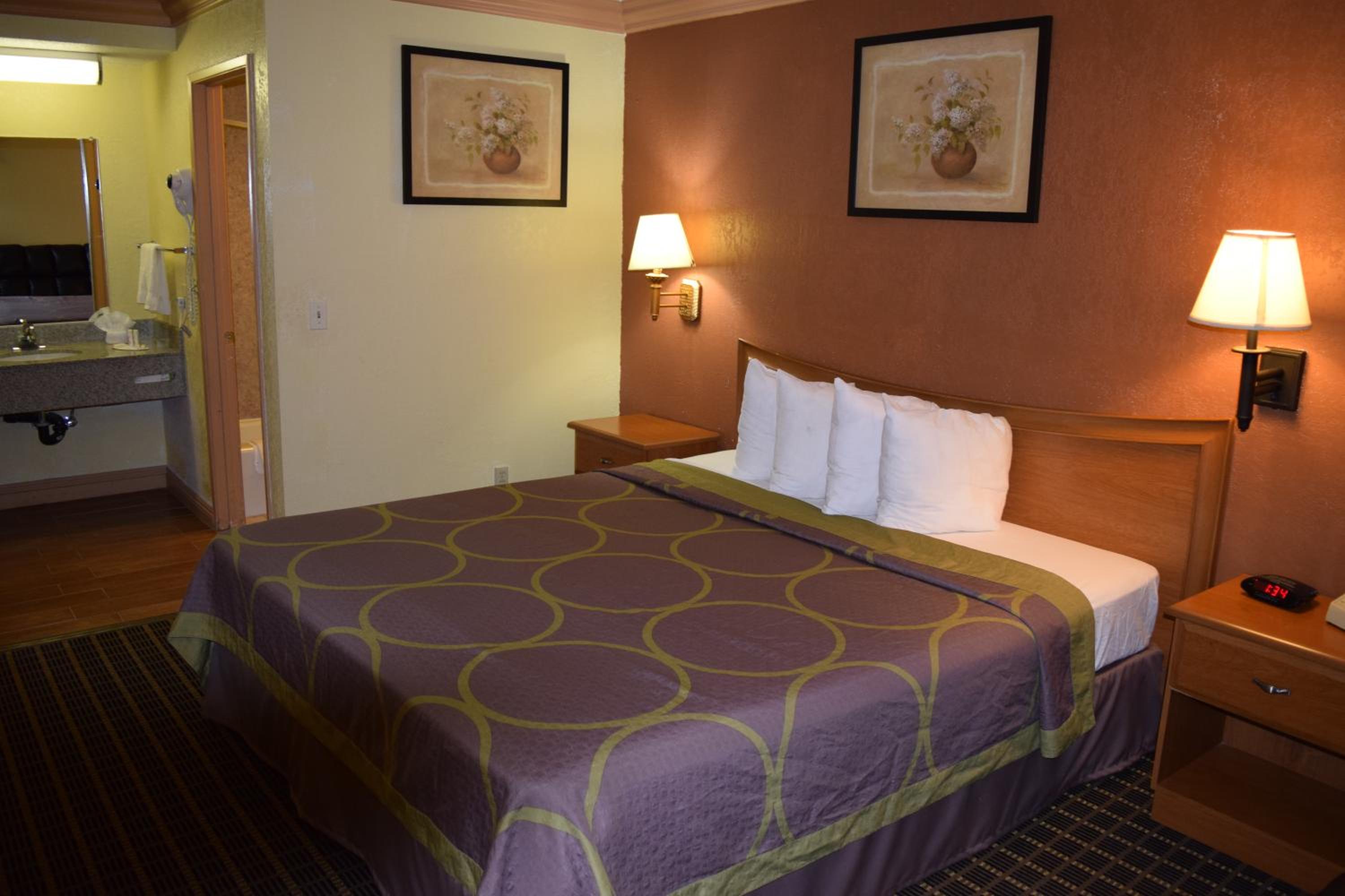 King Room - Non-Smoking - Photo 4