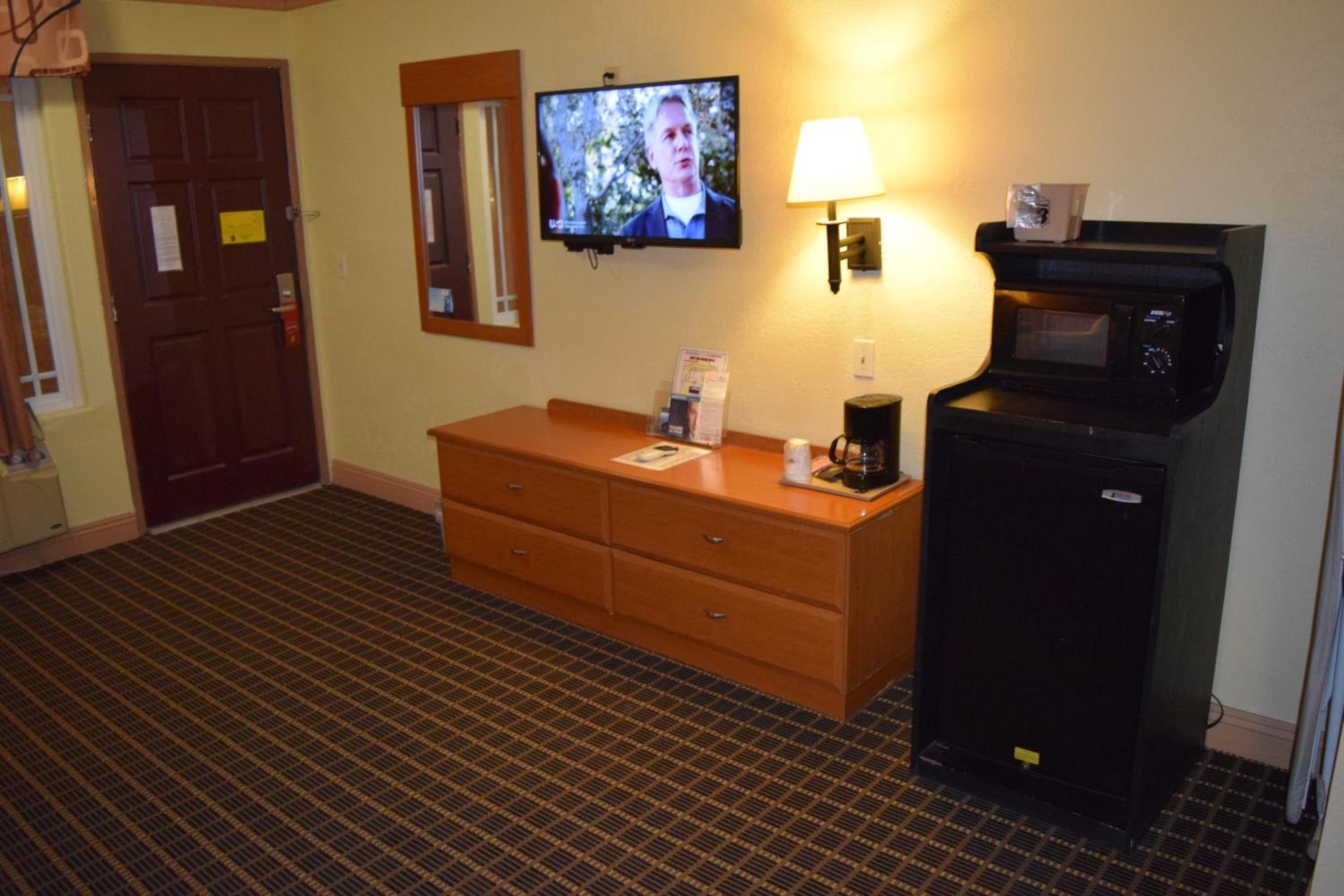 King Room - Non-Smoking - Photo 5