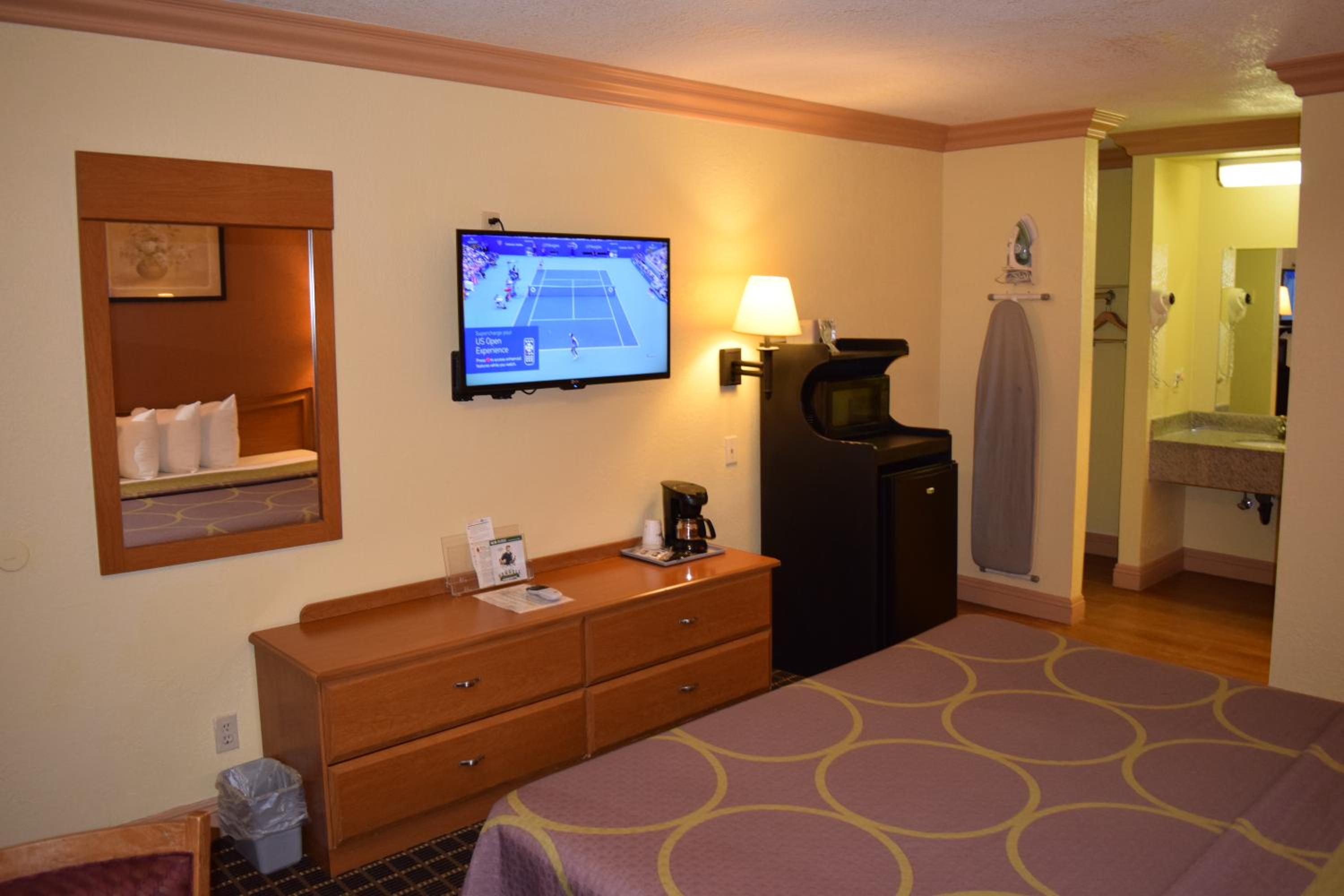 King Room - Non-Smoking - Photo 8