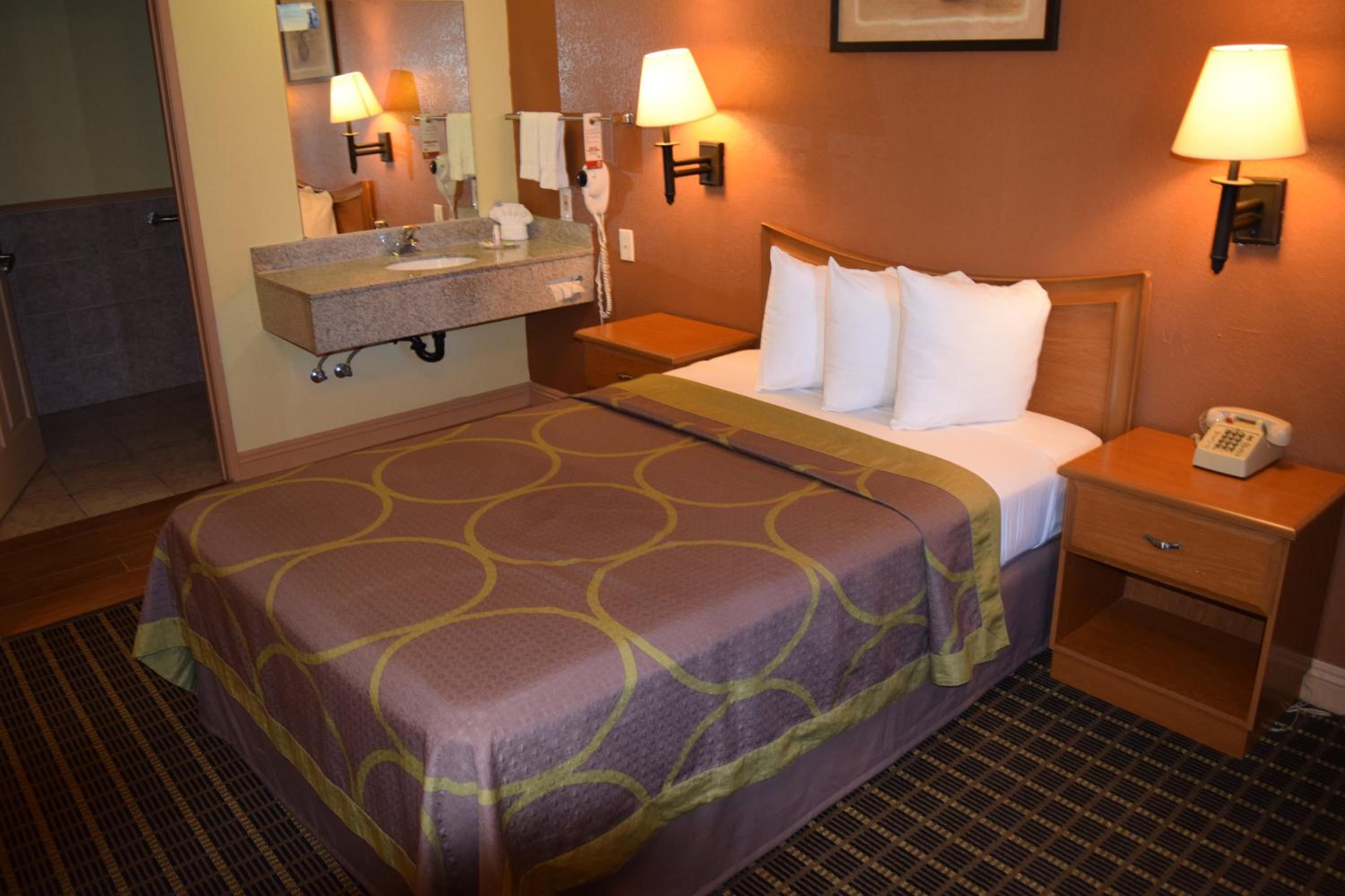 Double Room with Mobility/Hearing Impaired Access - Non-Smoking - Photo 1