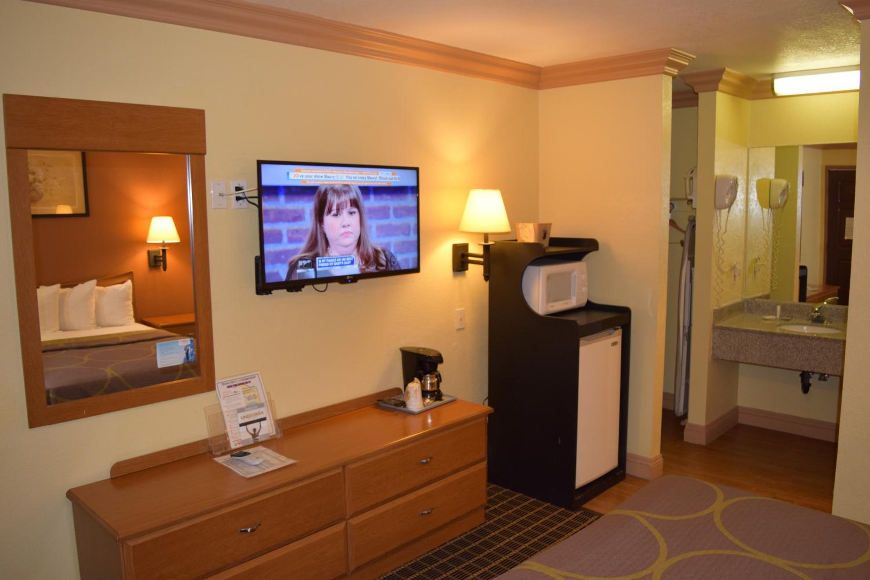 King Room - Non-Smoking - Photo 6