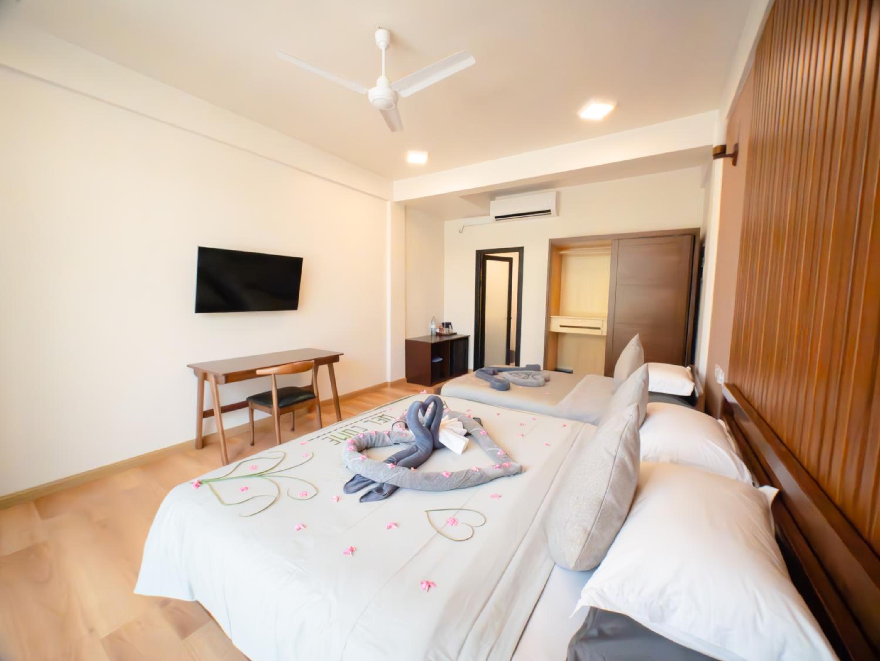 Family Room with Garden View - Photo 18