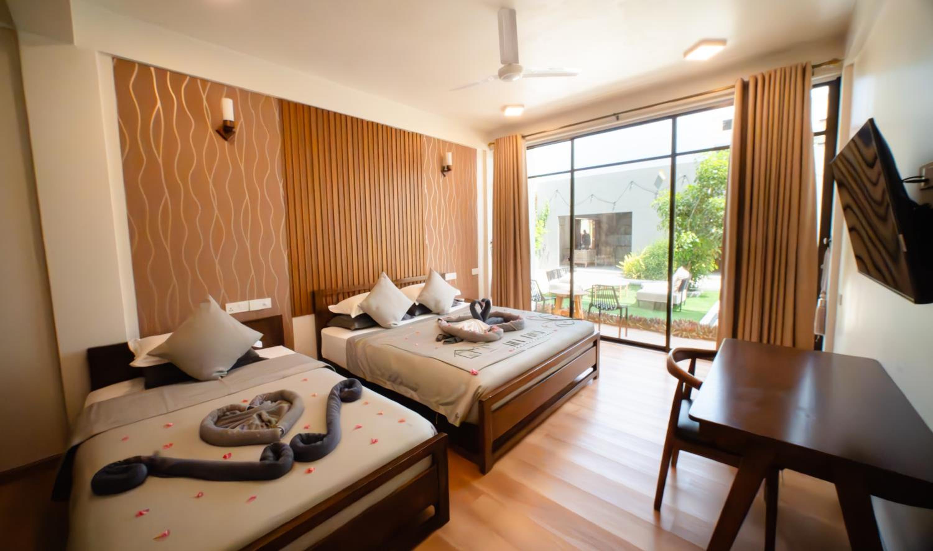 Family Room with Garden View - Photo 6