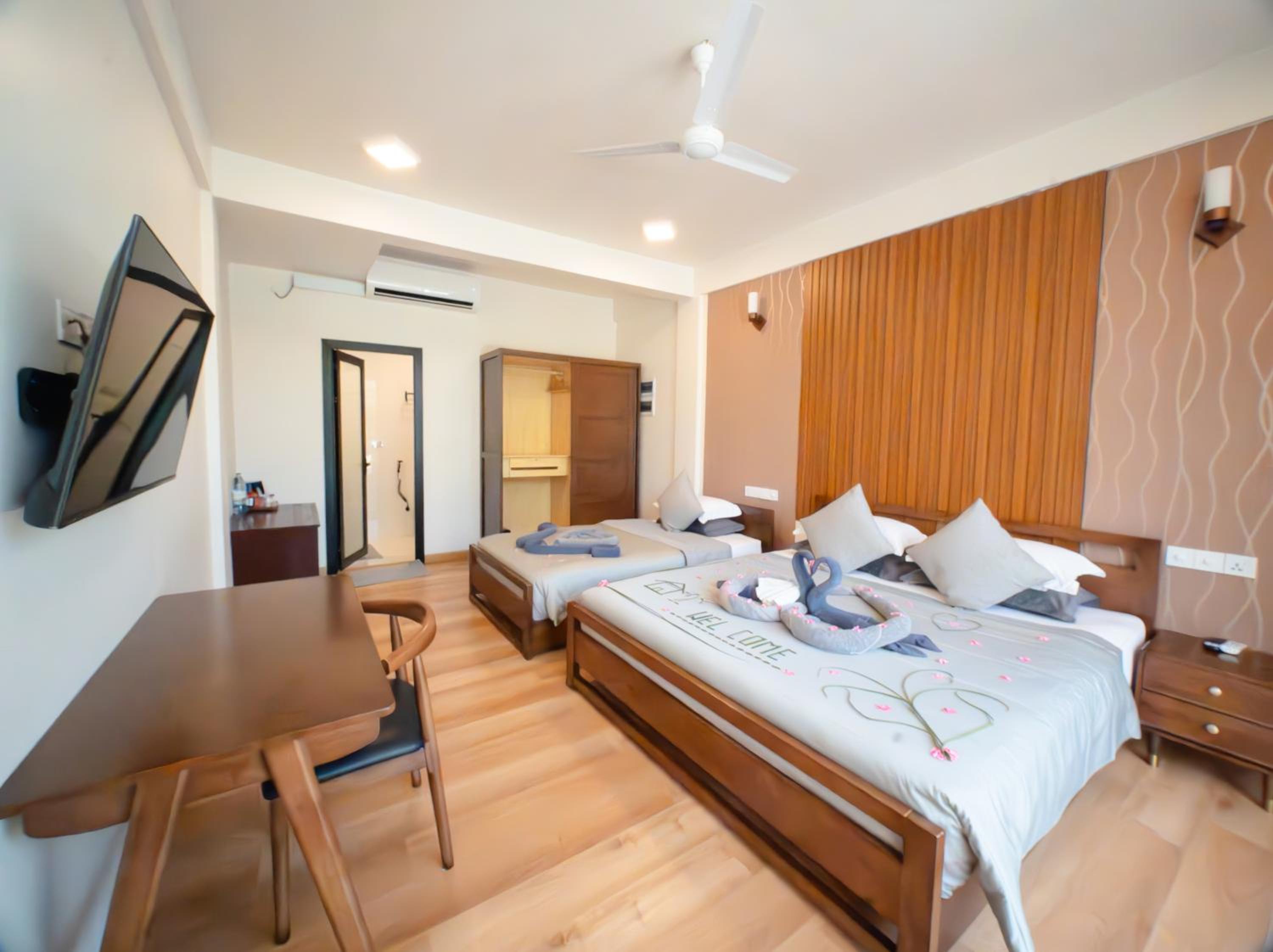 Family Room with Garden View - Photo 5