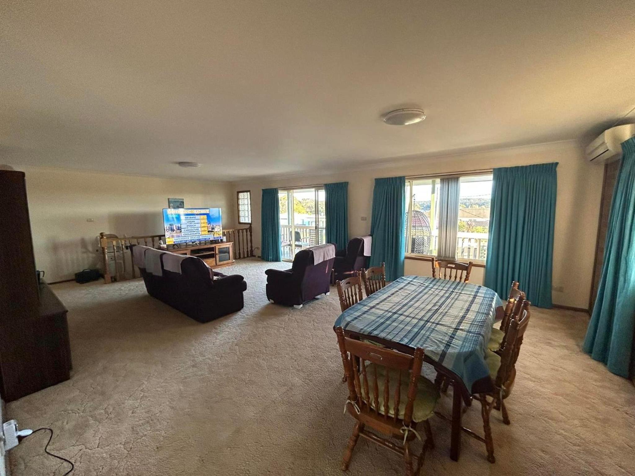 Five-Bedroom House photo 1