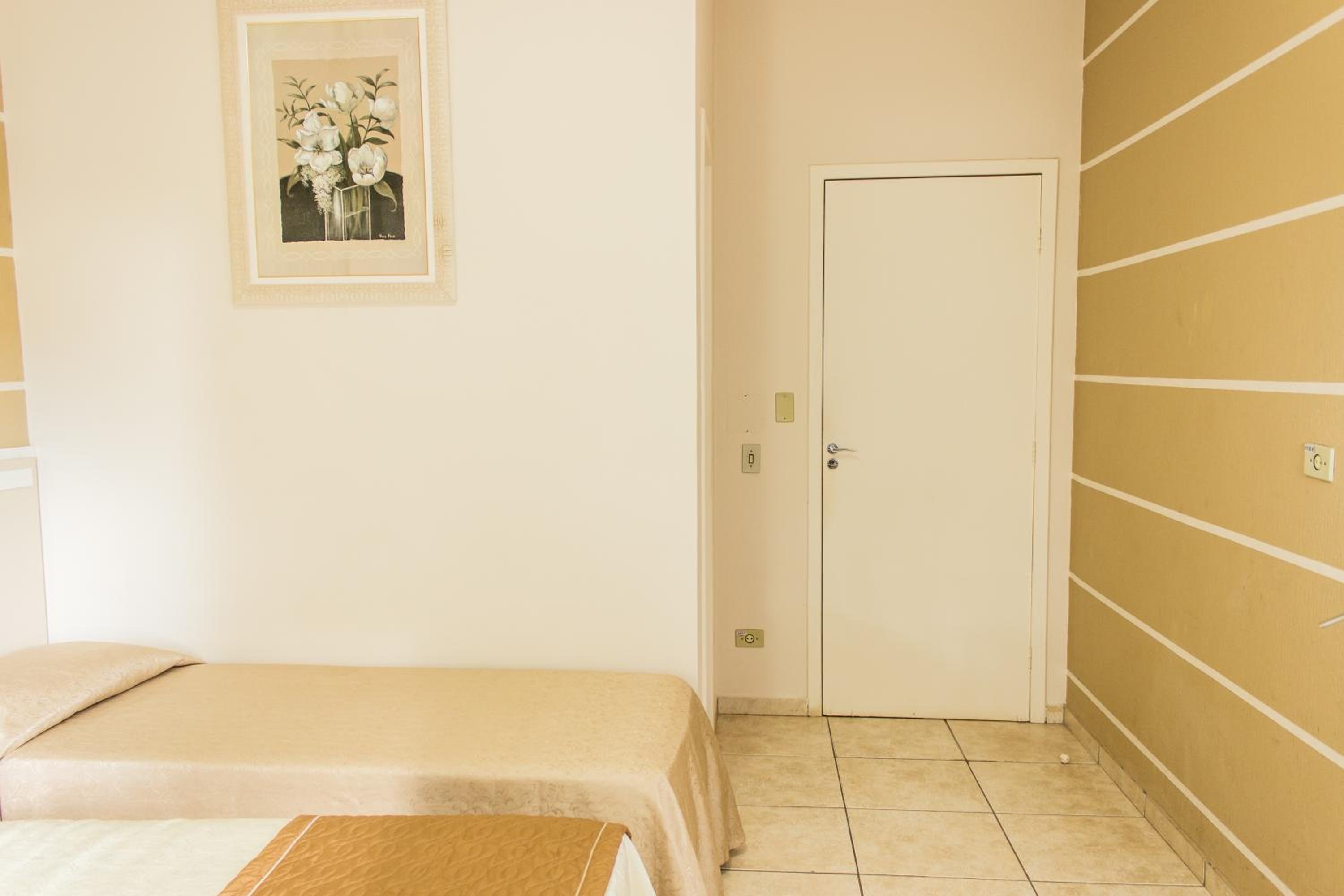 Available room thumbnail 5