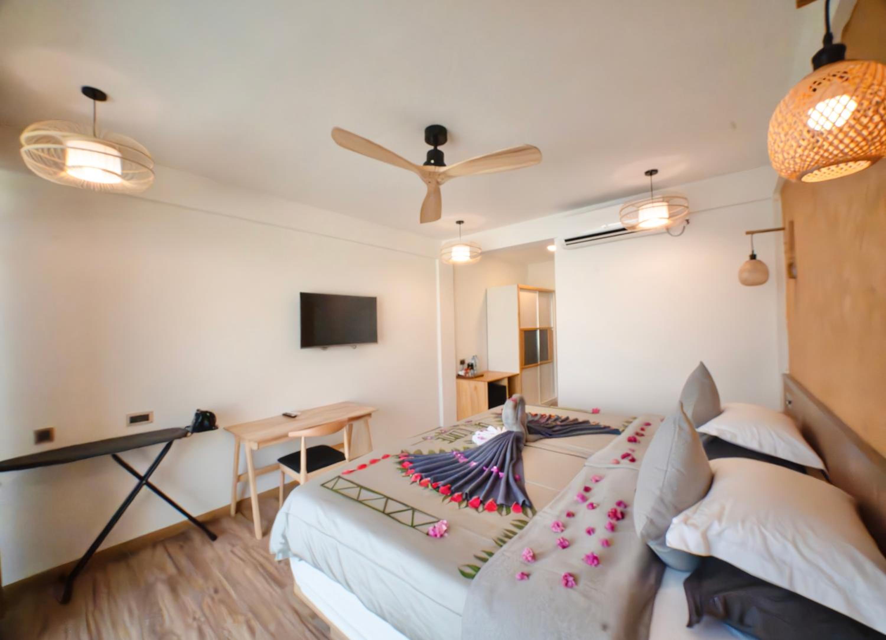 Deluxe Double or Twin Room with Balcony - Photo 5