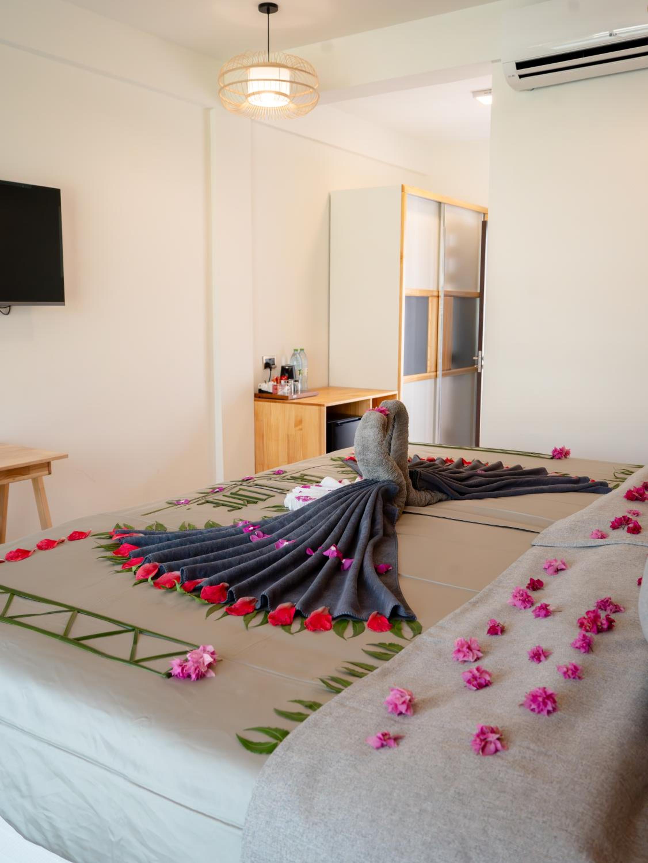 Deluxe Double or Twin Room with Balcony - Photo 9
