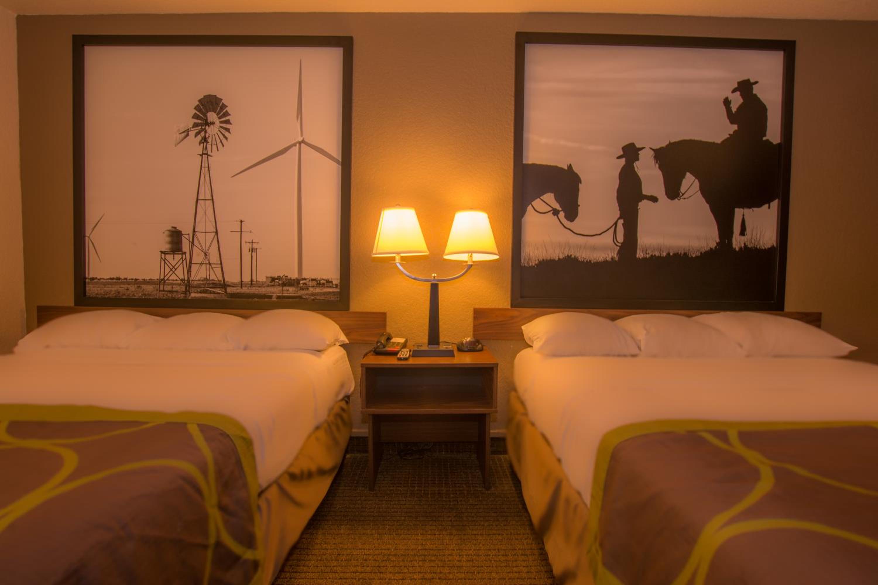 Queen Room with Two Queen Beds - Smoking - Photo 3