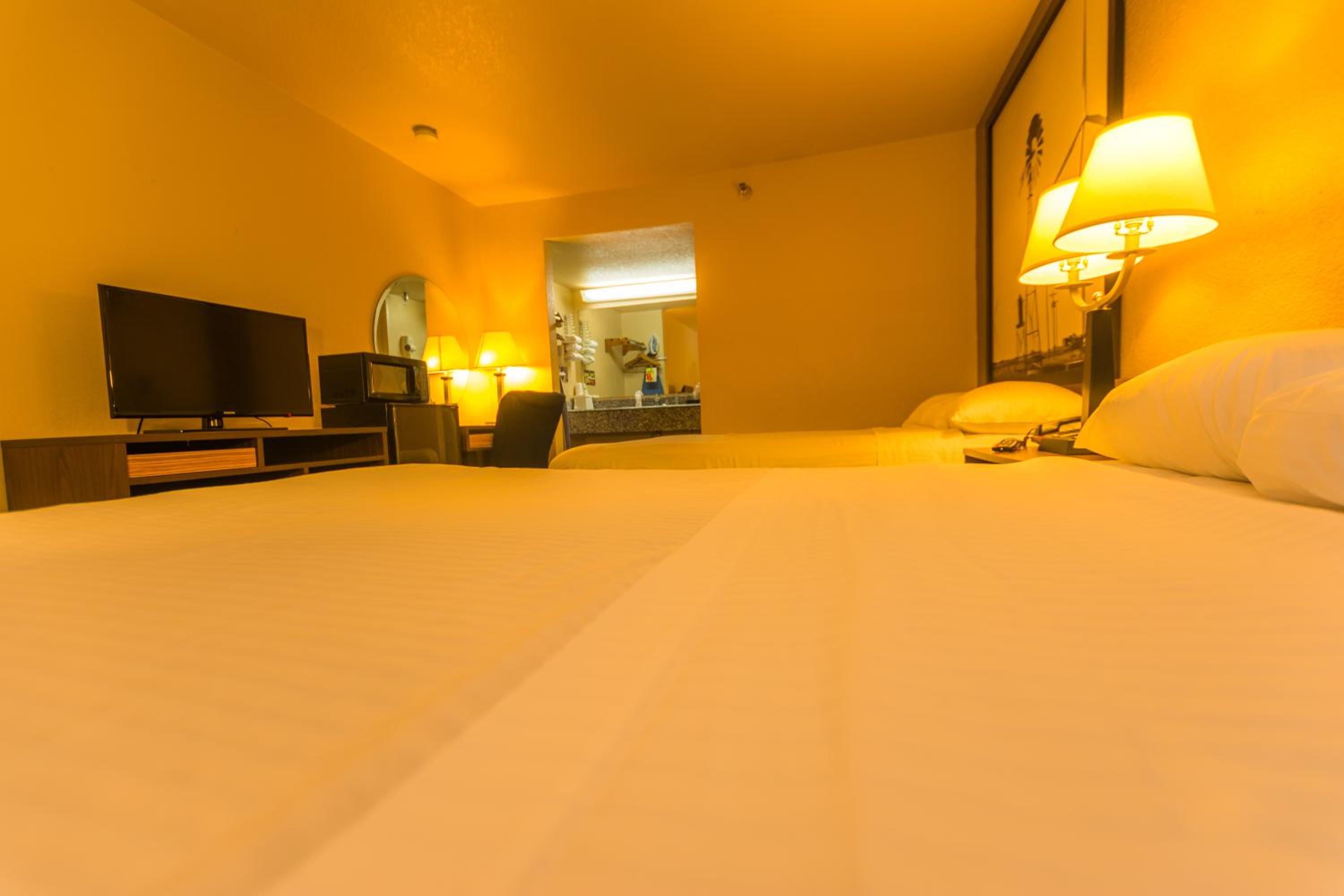 Queen Room with Two Queen Beds - Non-Smoking - Photo 3