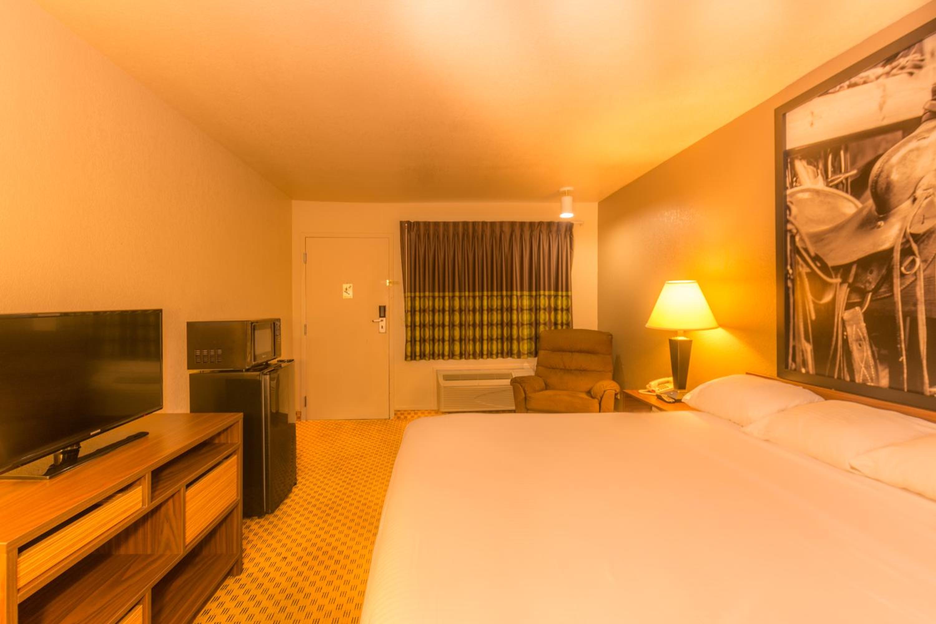 King Room - Non-Smoking - Photo 2