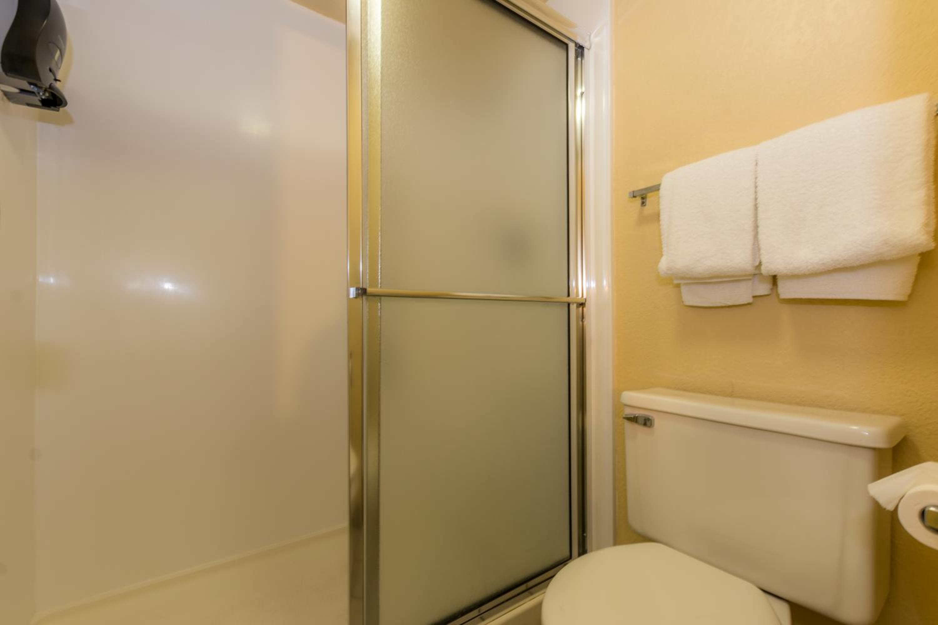 King Room - Non-Smoking - Photo 4
