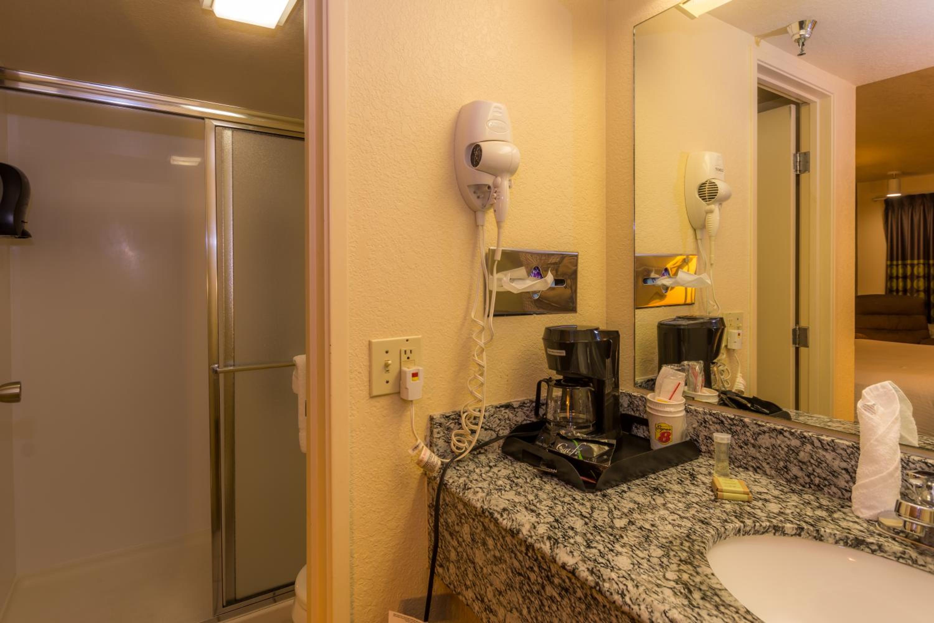 Queen Room - Mobility Access/Non-Smoking - Photo 2