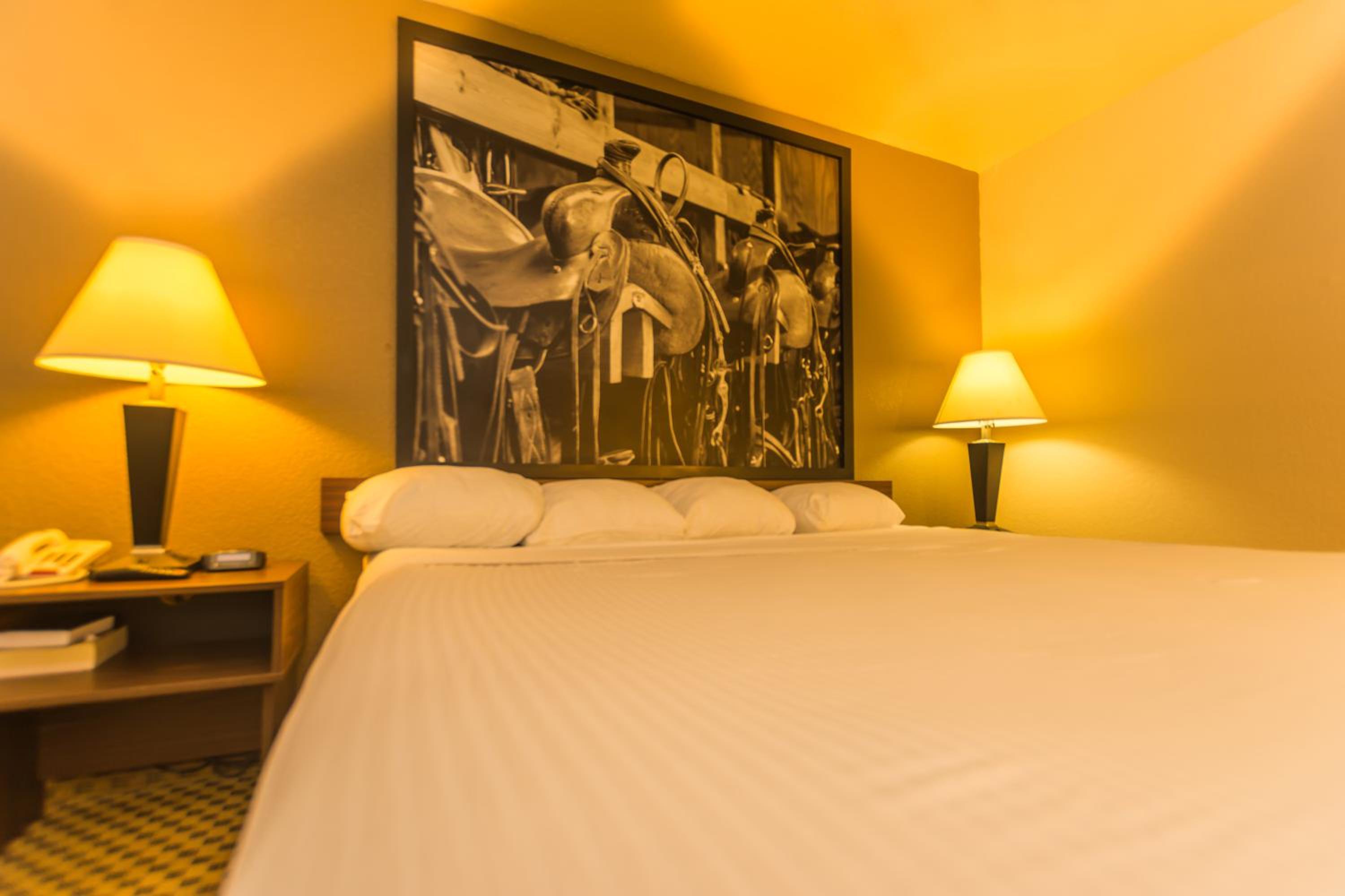 King Room - Non-Smoking - Photo 3