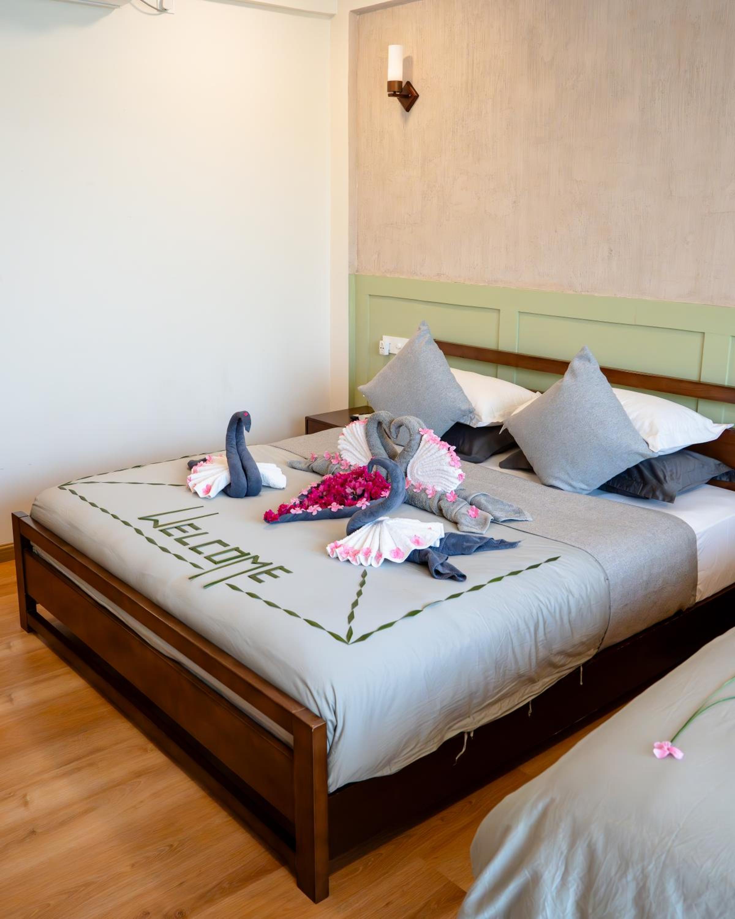 Deluxe Double Room with Balcony - Photo 5