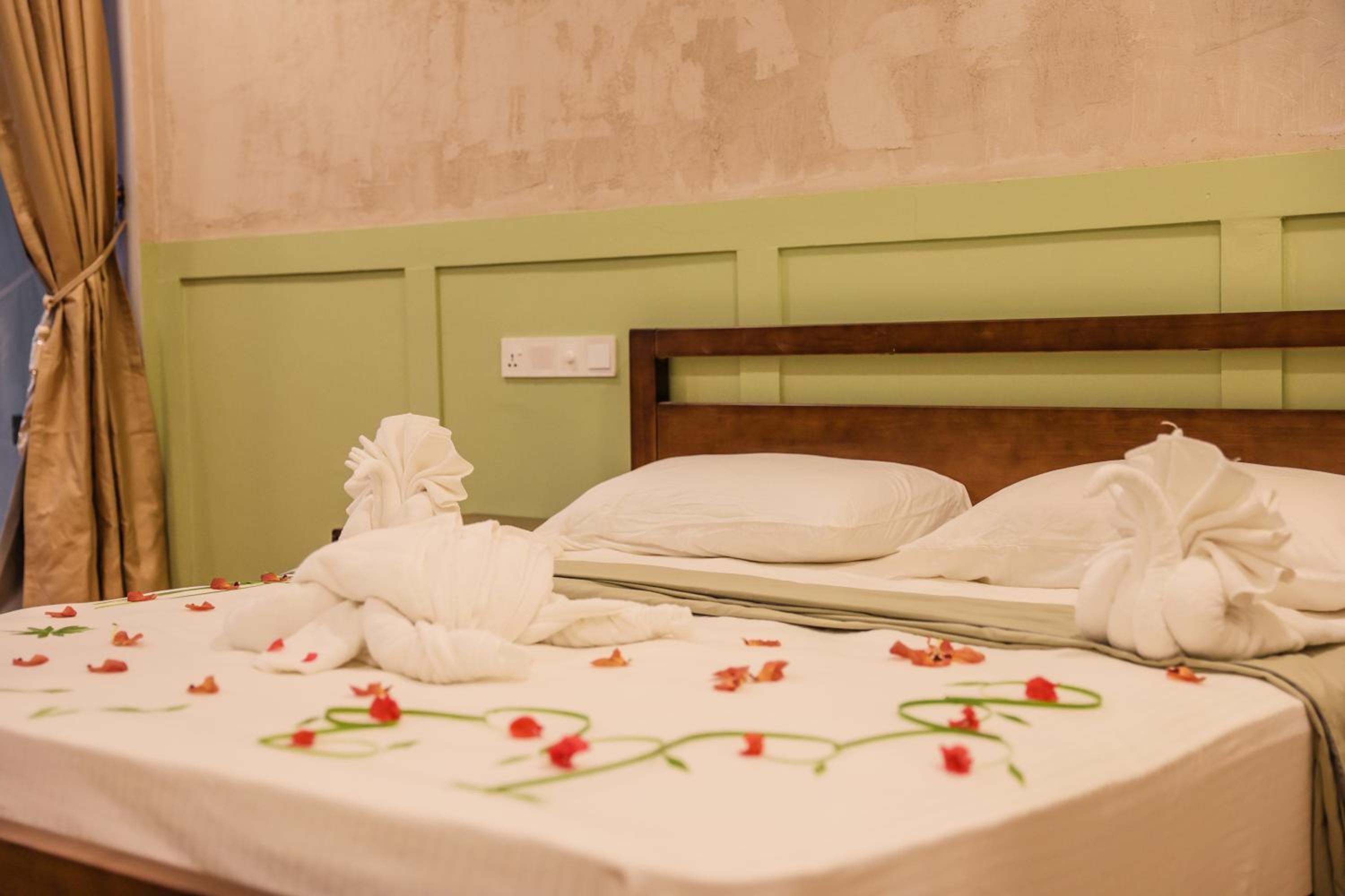 Deluxe Double Room with Balcony - Photo 2