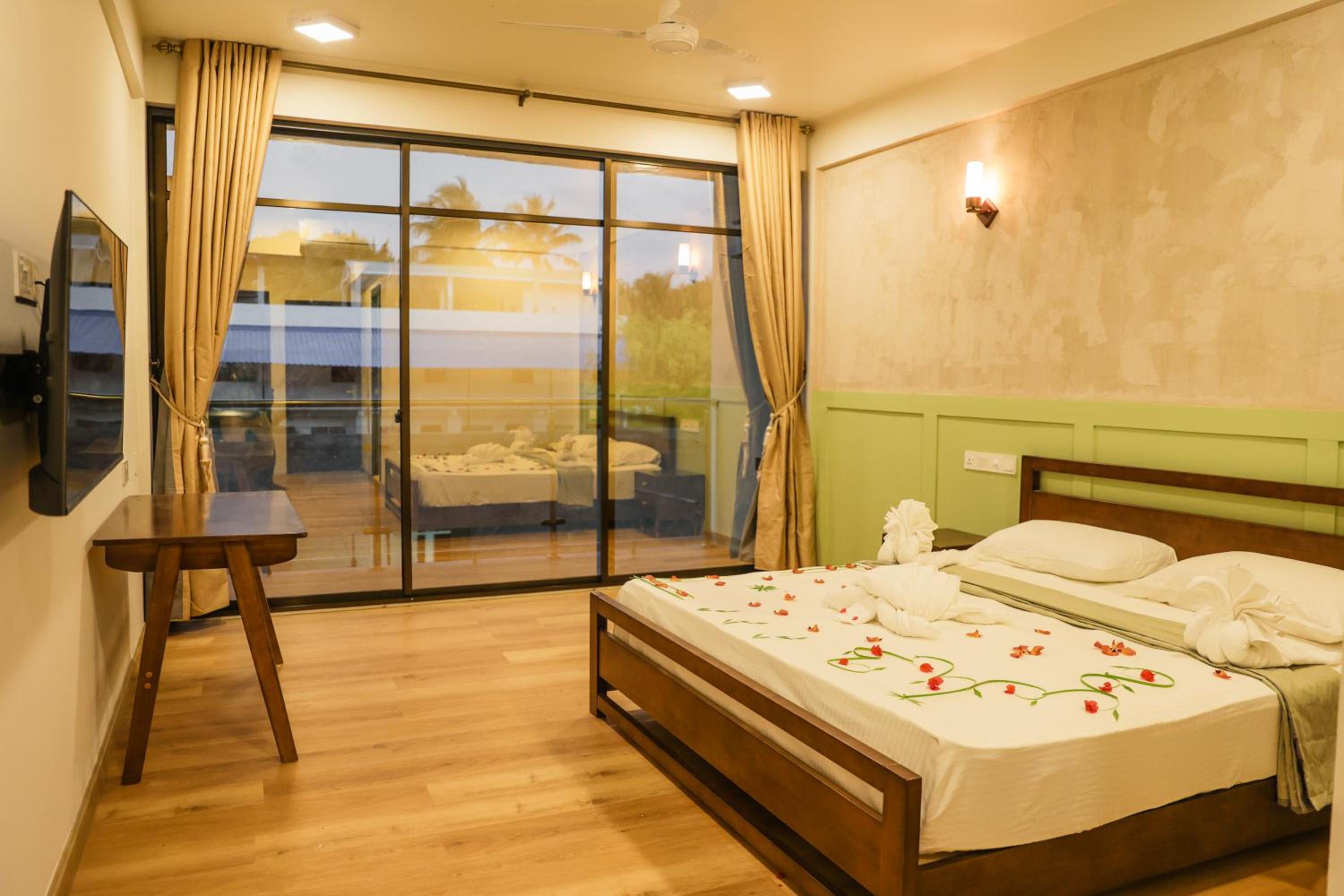 Deluxe Double Room with Balcony - Photo 1