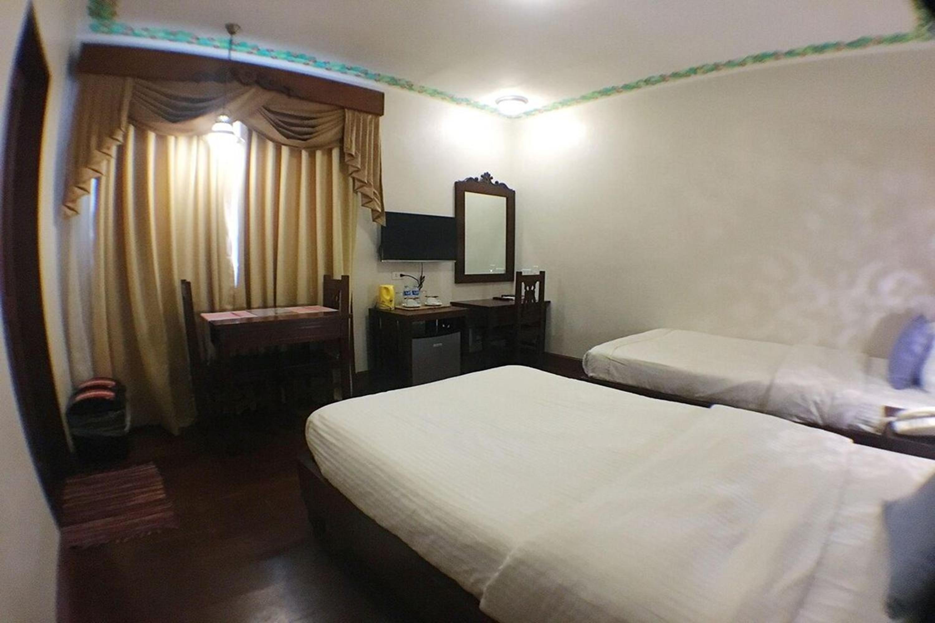 Standard Twin Room - Photo 6