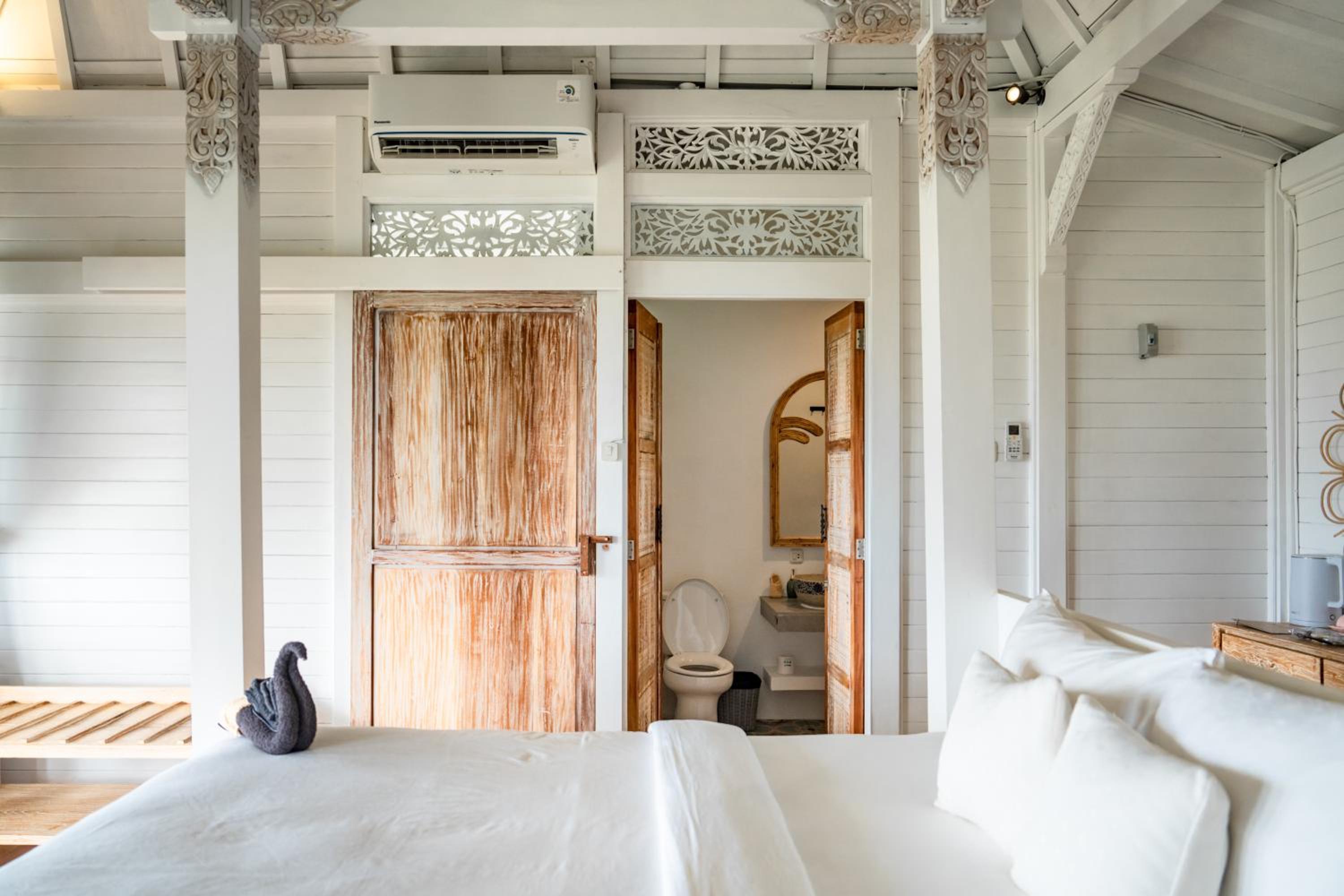 Deluxe Double Room with Side Sea View - Photo 9