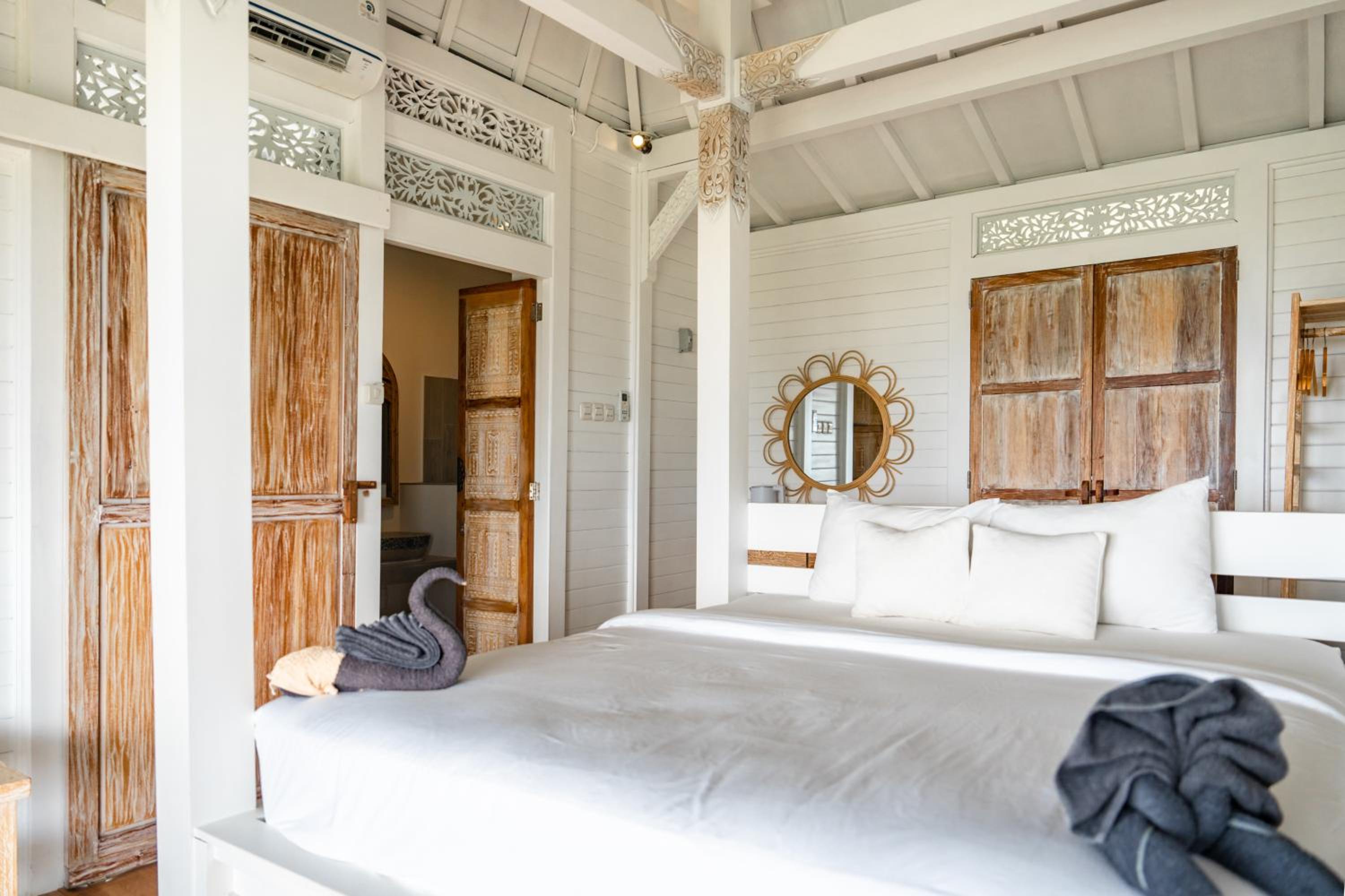 Deluxe Double Room with Side Sea View - Photo 14
