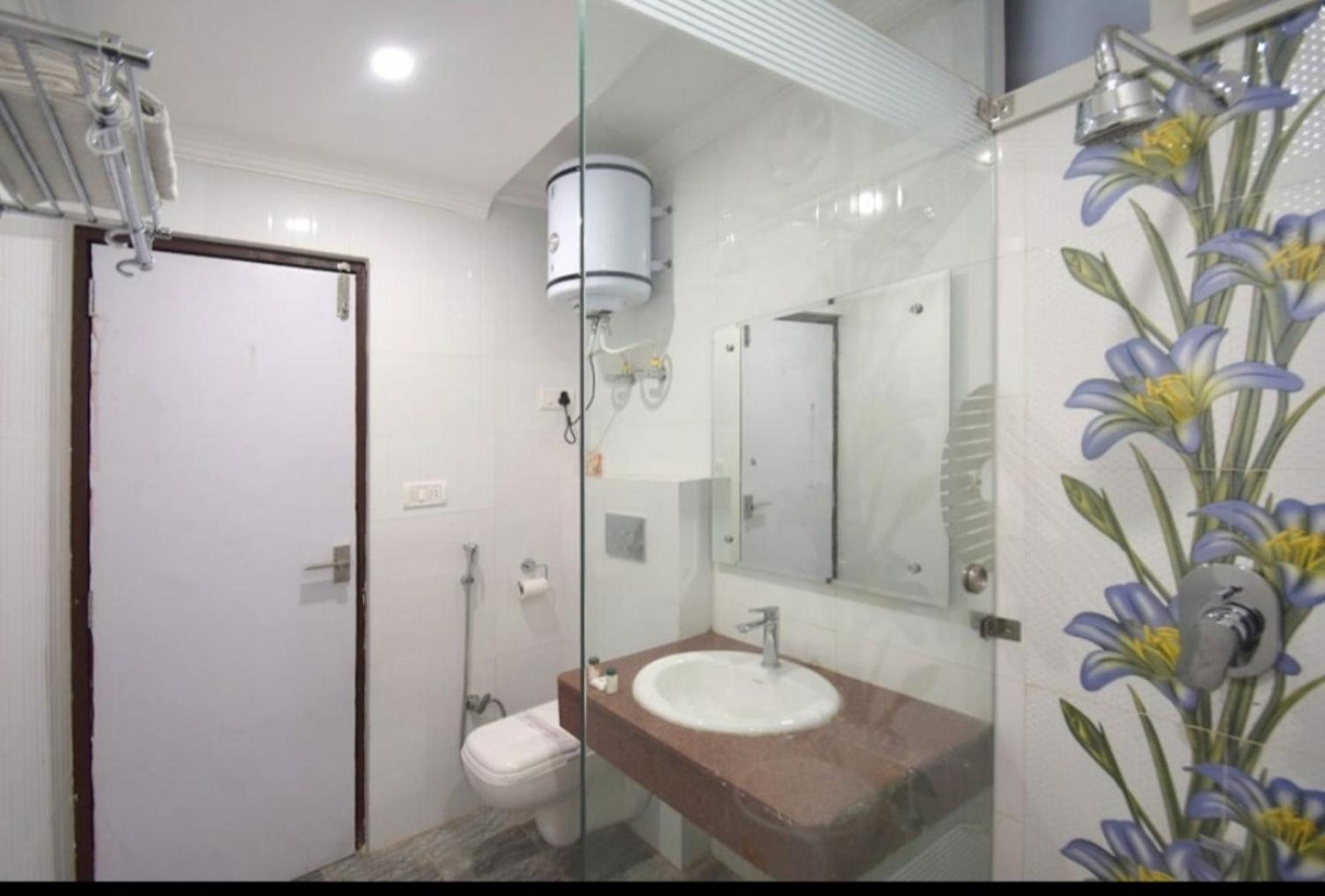 Deluxe Double Room (2 Adults + 1 Child) photo 3